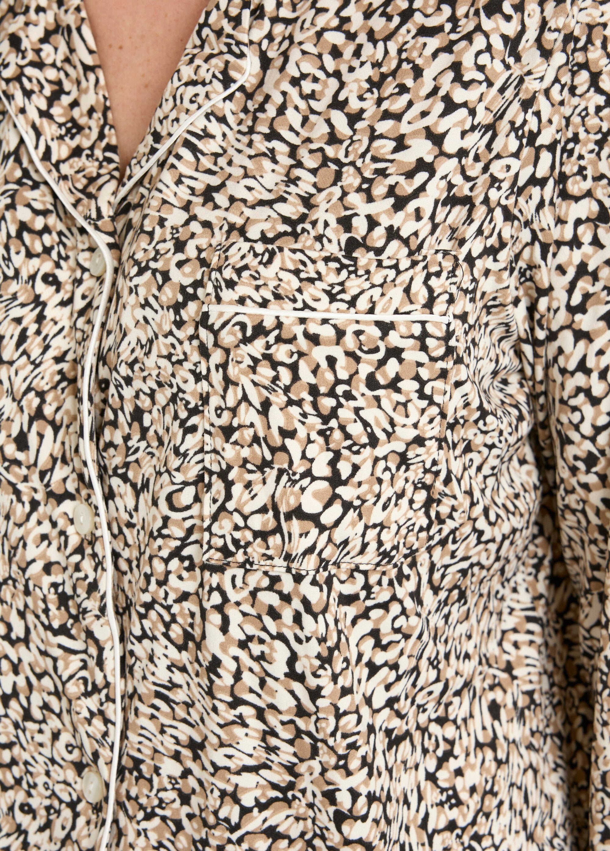 Pyjama_met_opstaande_kraag_en_lange_mouwen_Leopard_DE2_slim