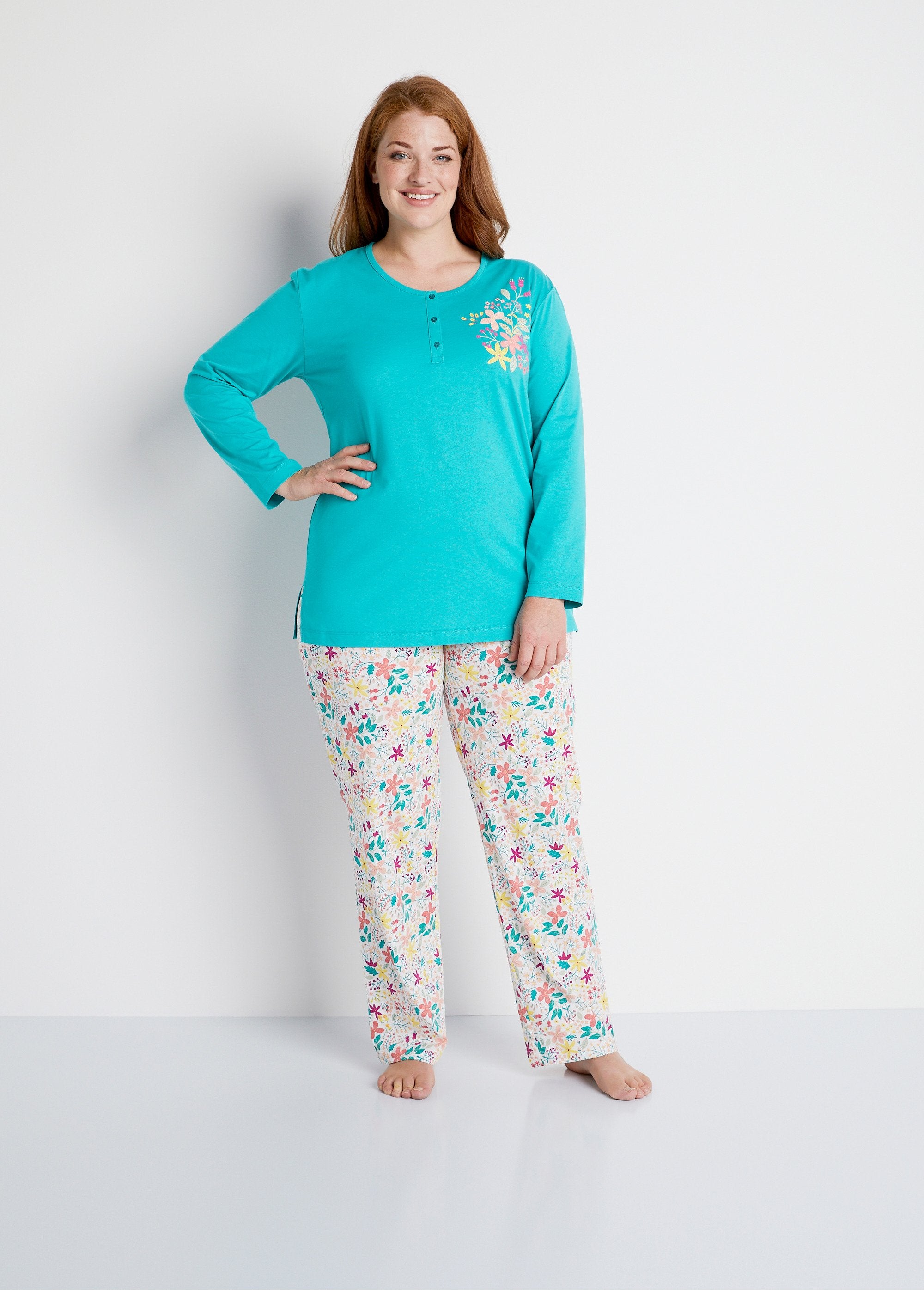 Katoenen_pyjama_met_bloemen_Eend_groen_FA1_curvy