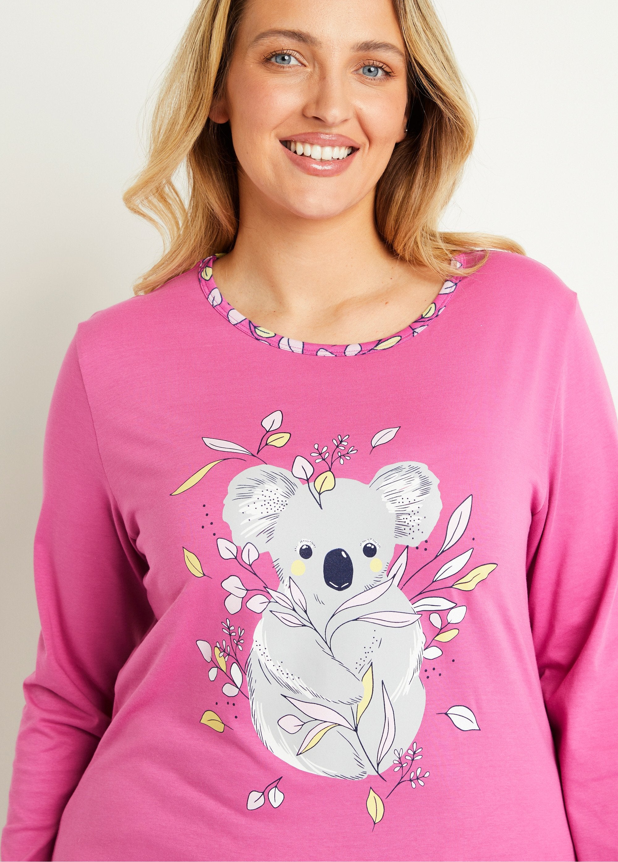 Katoenen_pyjama_met_koalaprint_ROZE_DE1_curvy