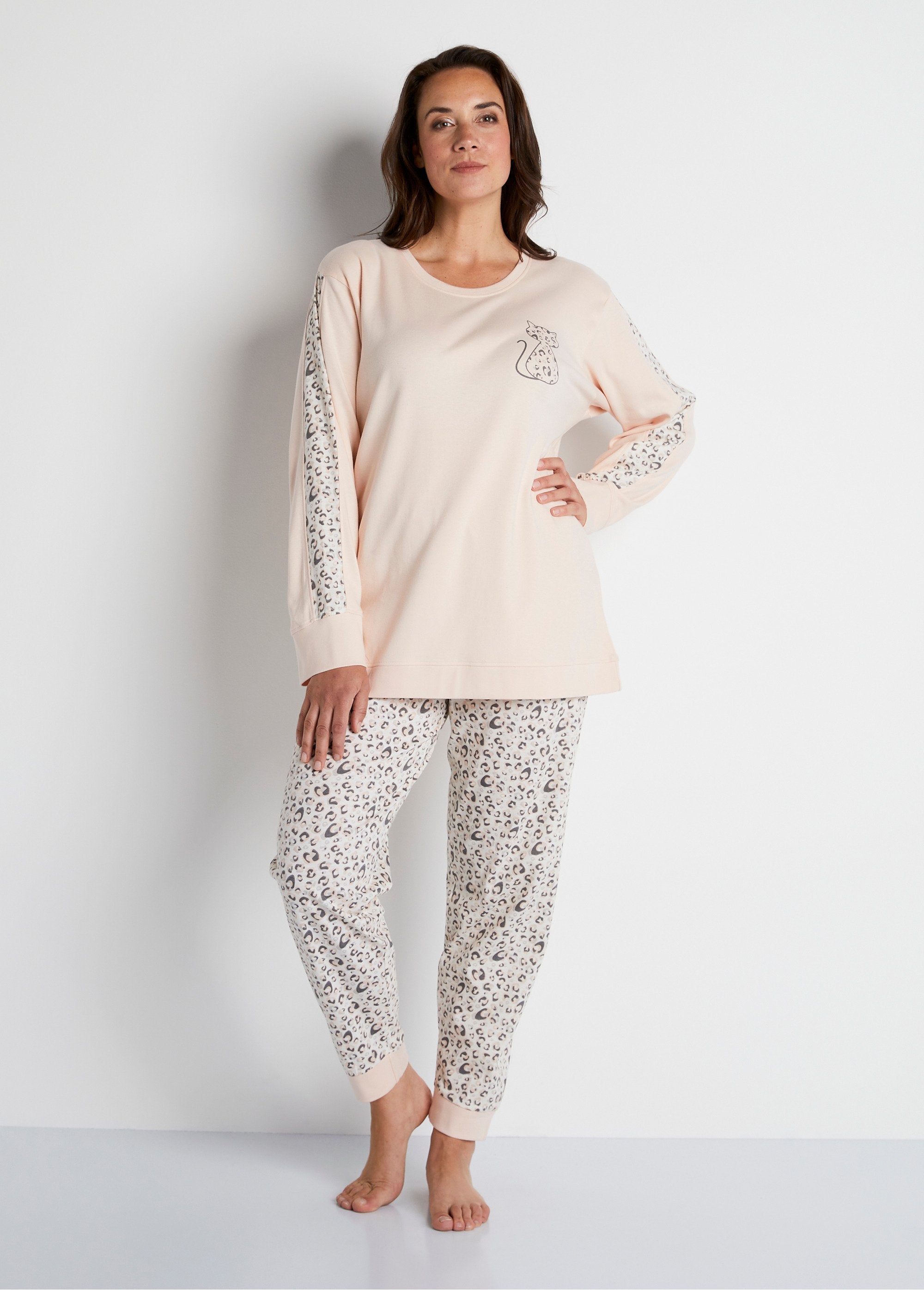 Katoenen_interlock_pyjama_met_lange_mouwen_Roze_en_print_FA1_curvy