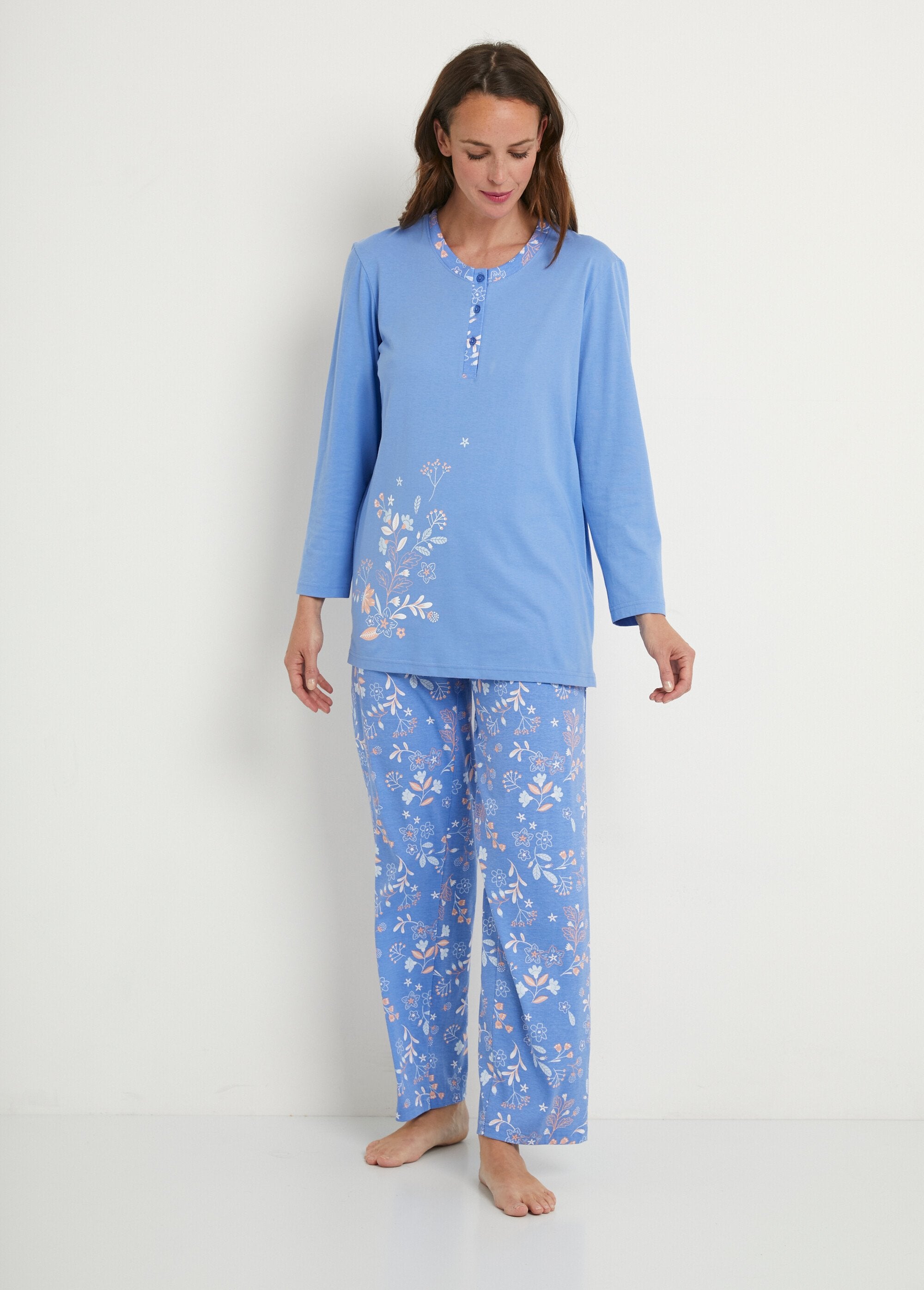 Pyjama_met_lange_mouwen_in_effen_gebloemd_katoen_Imprime_bleu_et_rose_FA1_slim