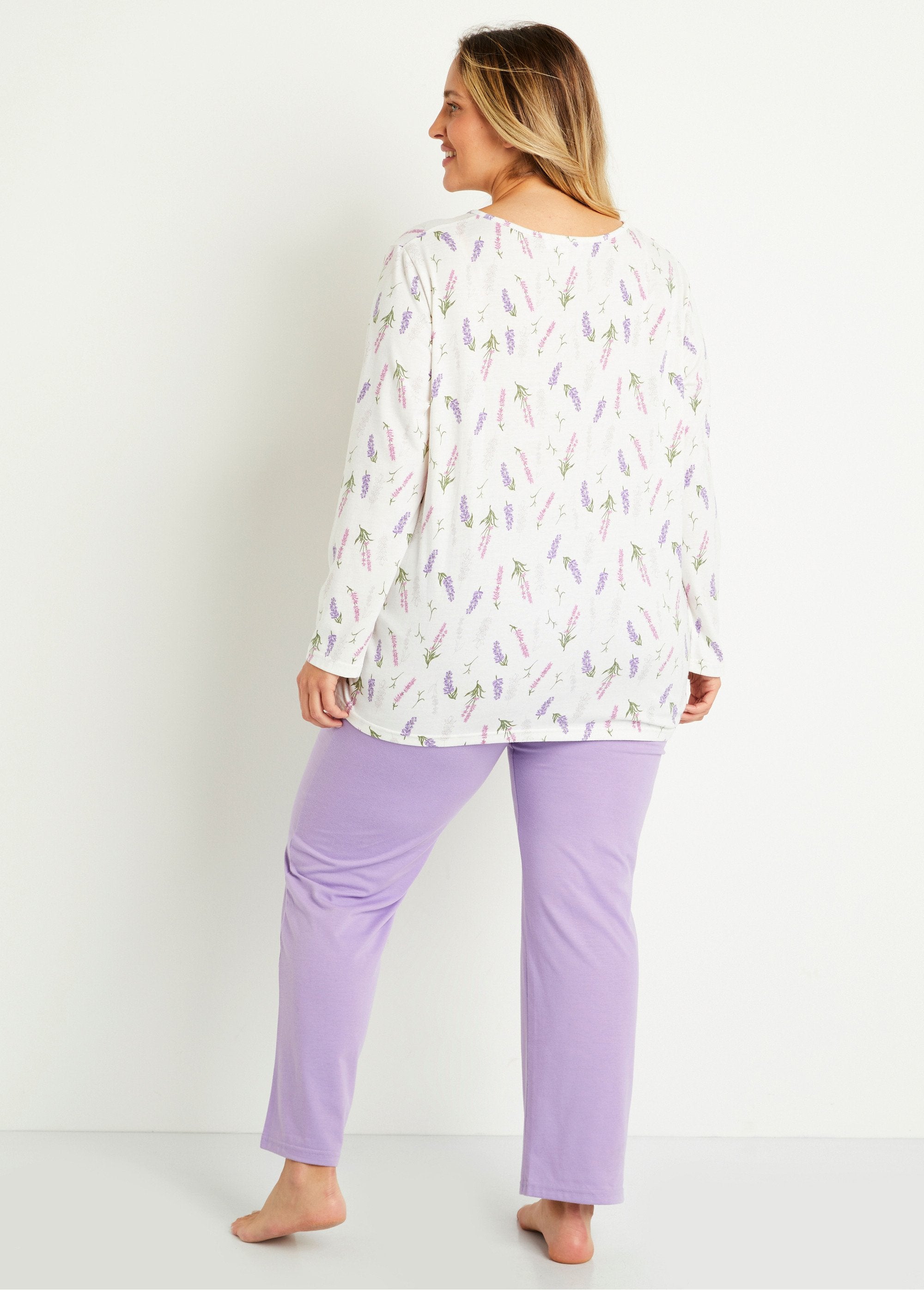 Pyjama_met_lange_mouwen_en_print_Parma-afdruk_DO1_curvy