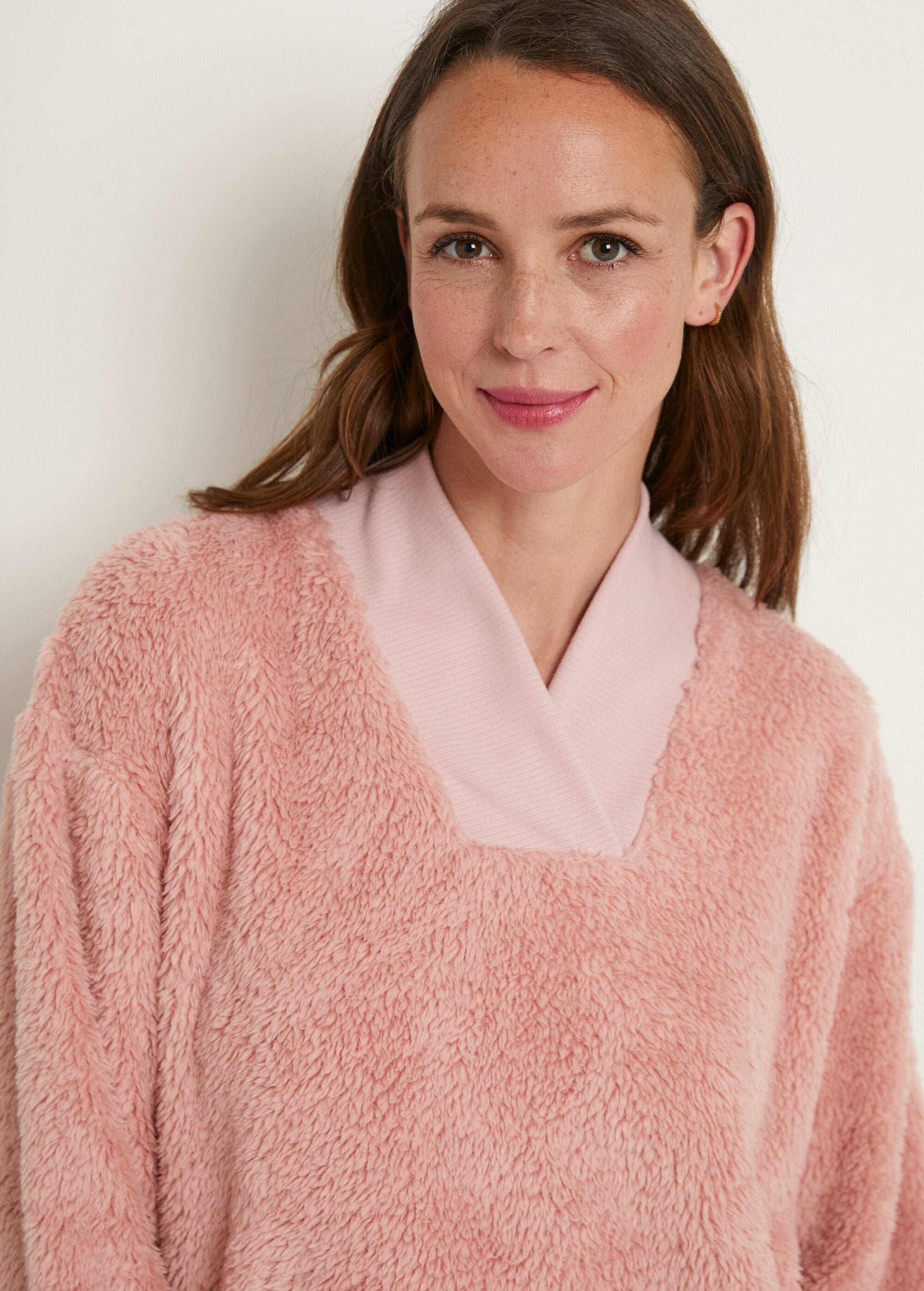 Warme_pyjama_met_V-hals_en_lange_pluche_mouwen_Vieux_rose_DE2_slim