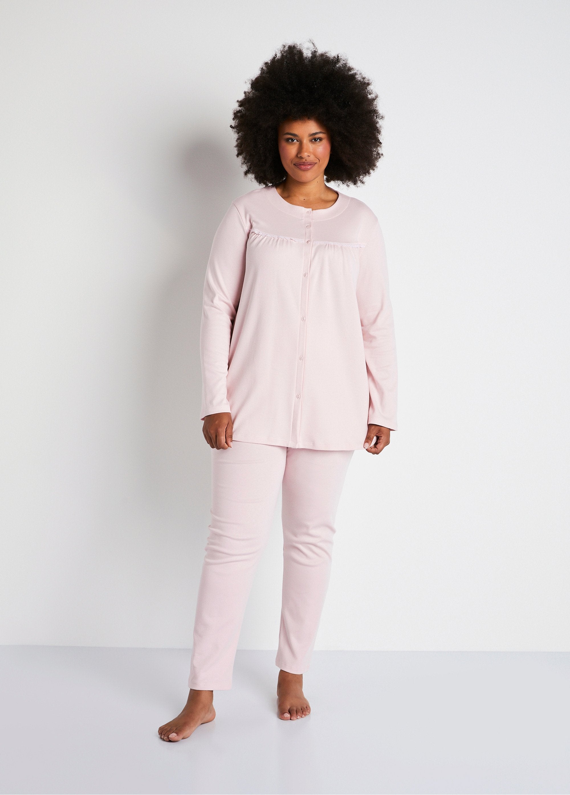 Pyjama_effen_kant_interlock_gebreid_ROZE_FA1_curvy