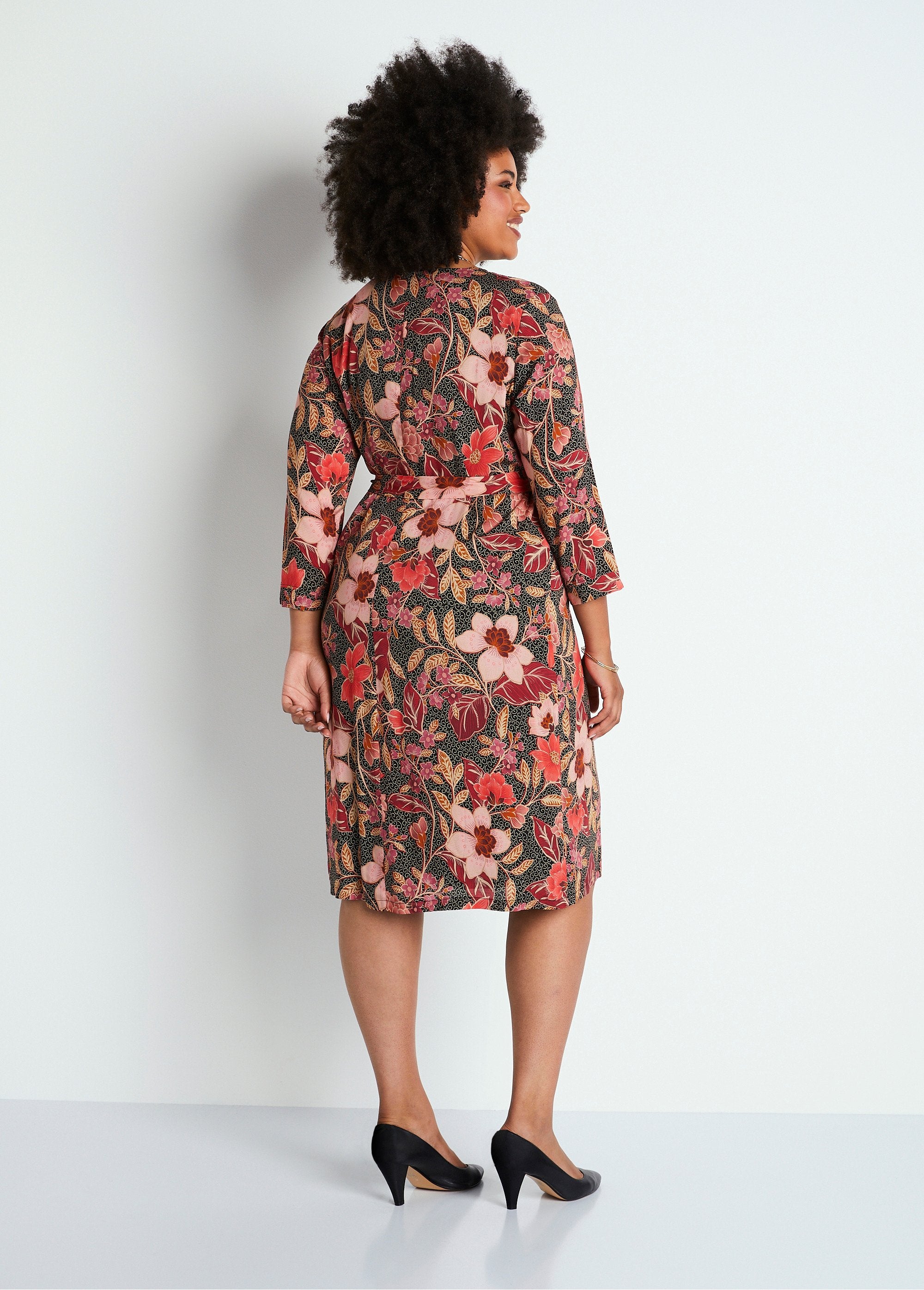 Losse_korte_jurk_met_bloemenprint_Koraal_print_DO1_curvy