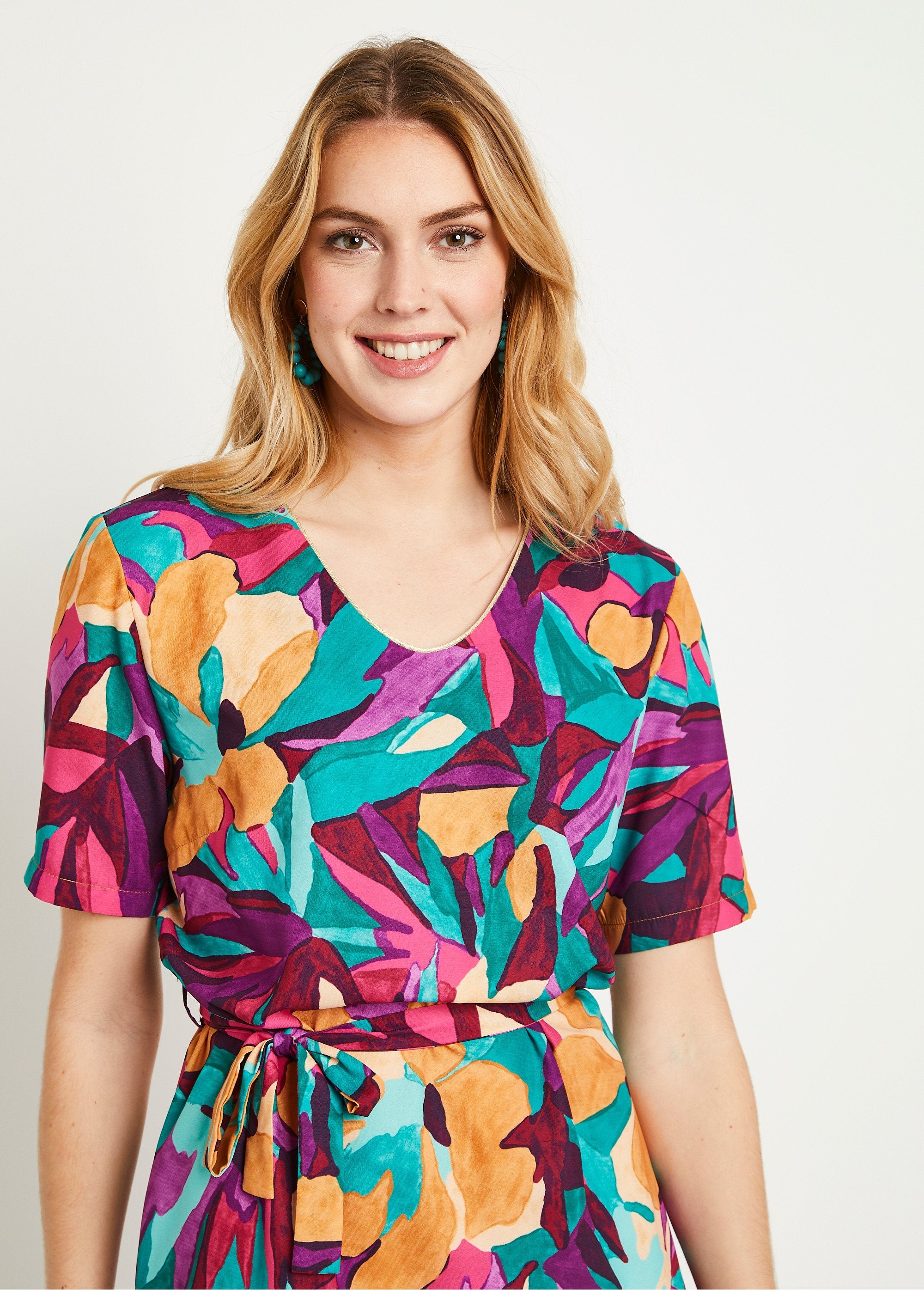 Losse_korte_jurk_met_bloemenprint_Paars_en_blauw_DE1_slim