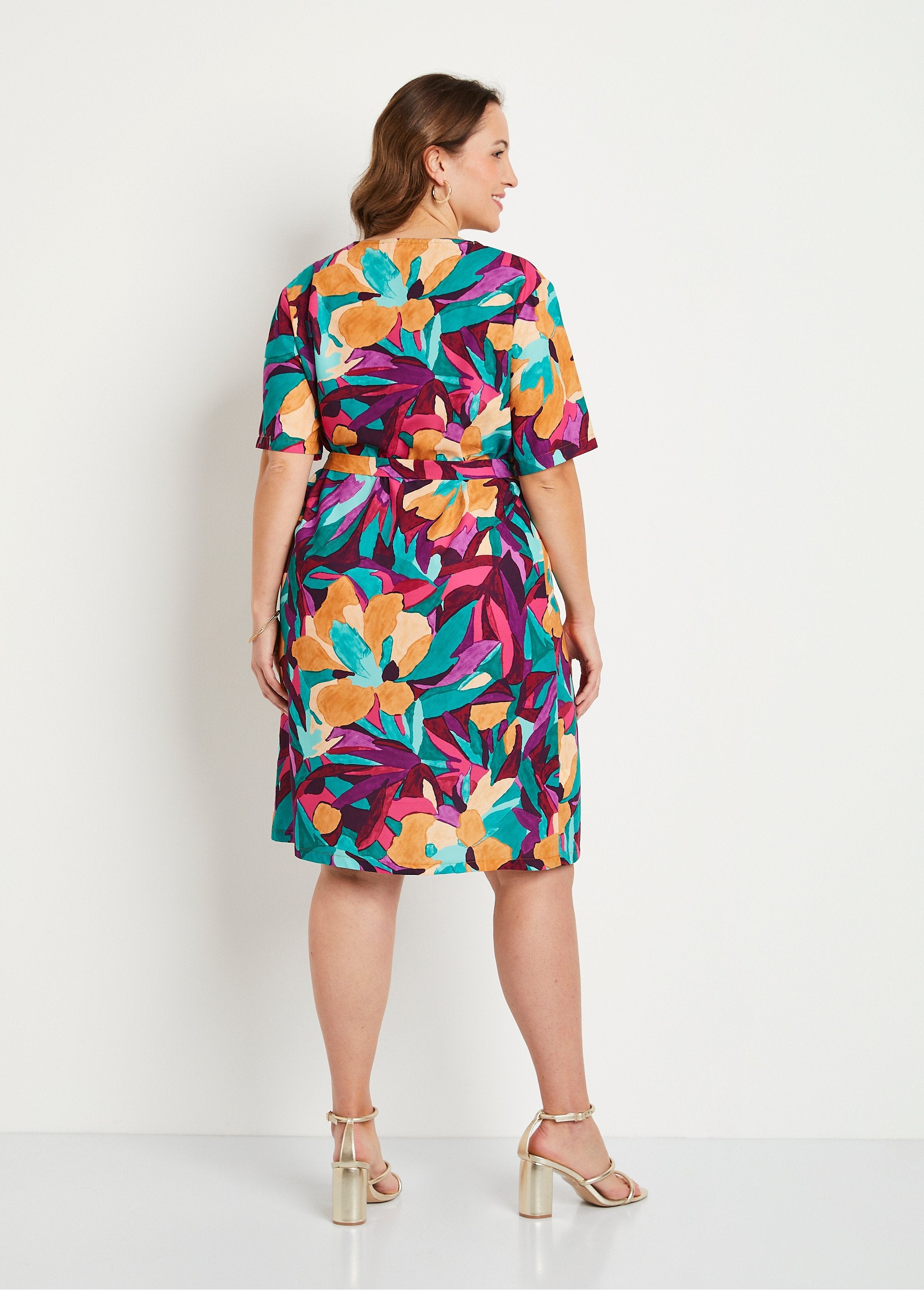 Losse_korte_jurk_met_bloemenprint_Paars_en_blauw_DO1_curvy