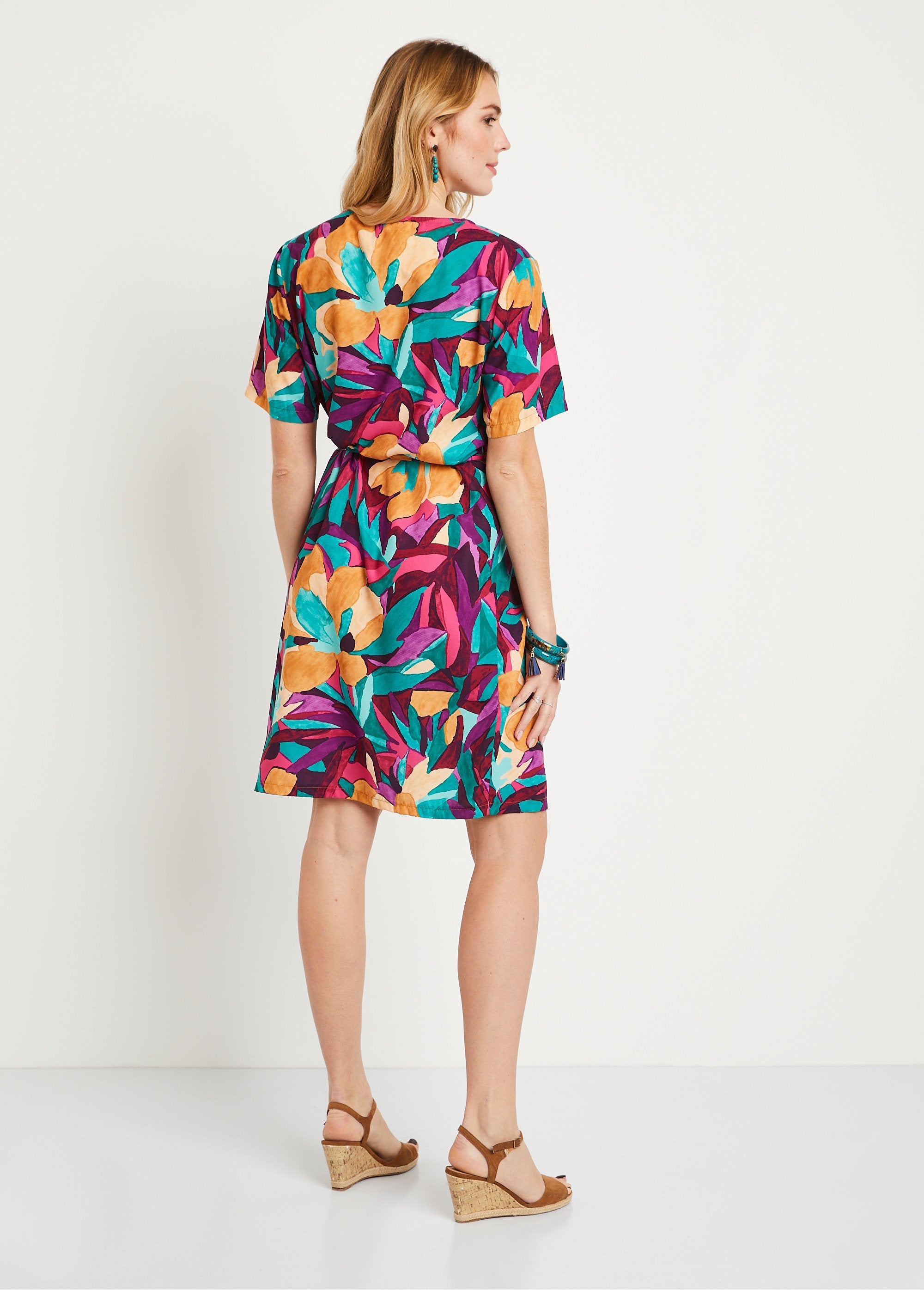 Losse_korte_jurk_met_bloemenprint_Paars_en_blauw_DO1_slim