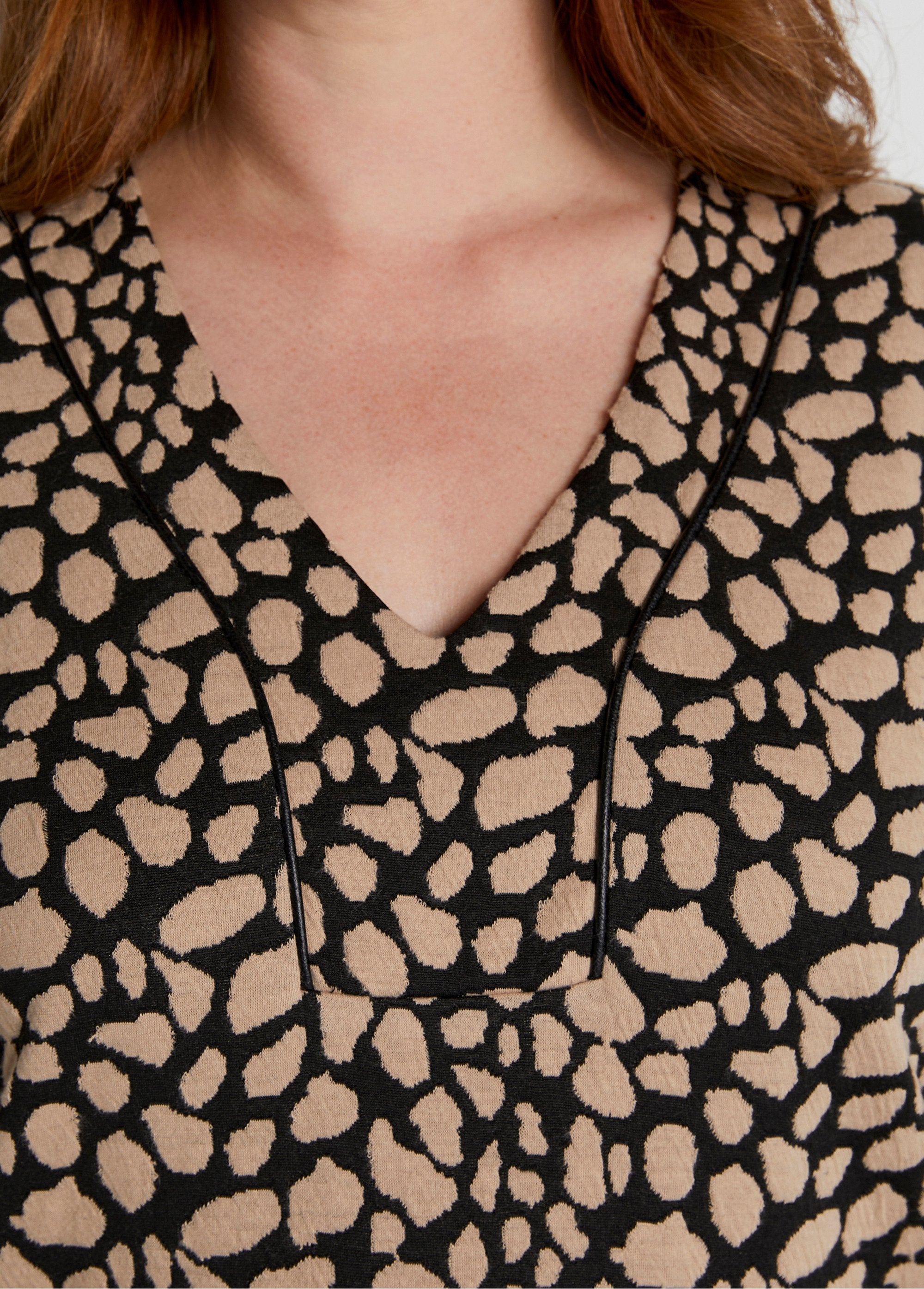 Korte_tweekleurige_jacquard_jurk_Zwart_en_beige_DE2_curvy