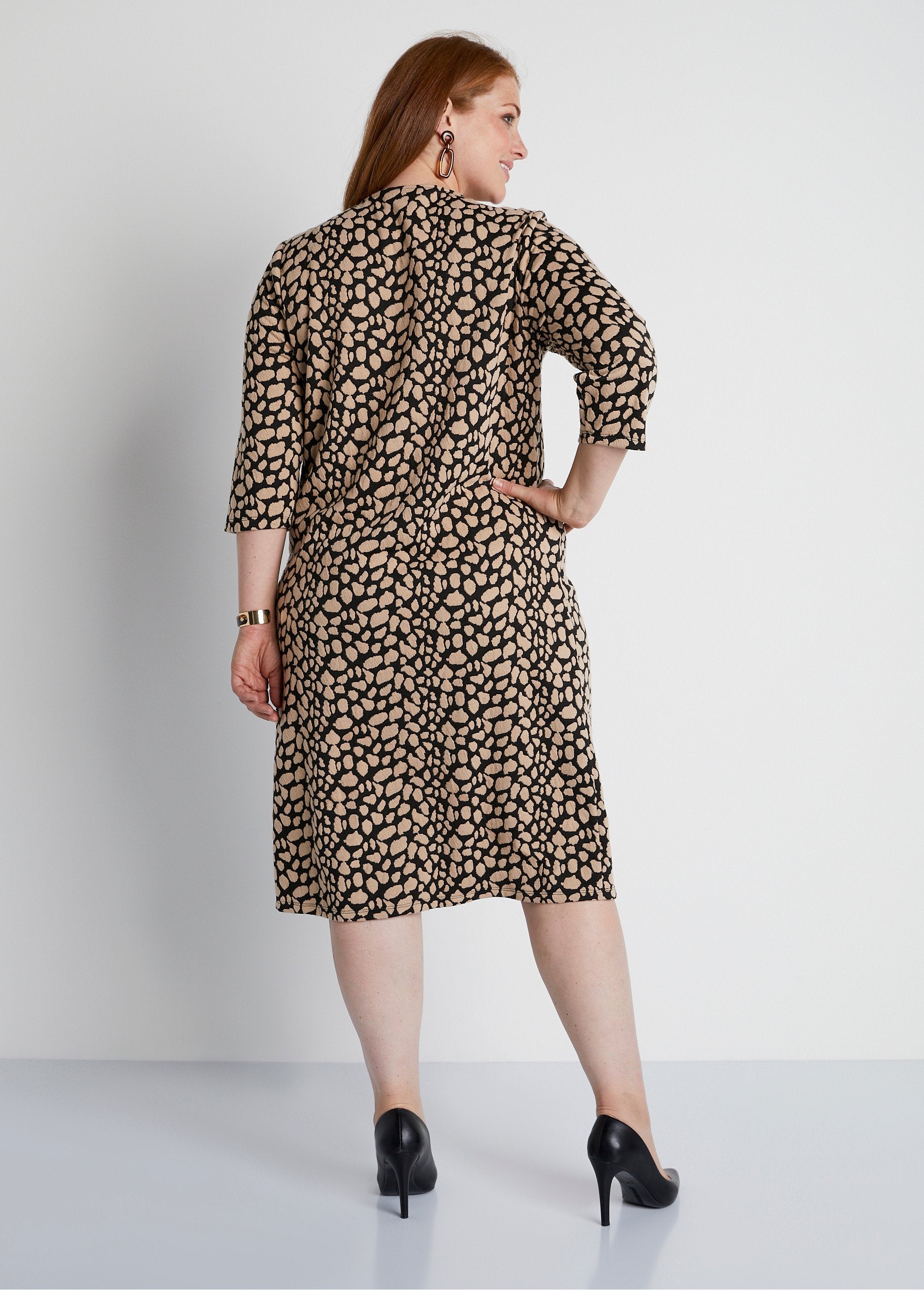 Korte_tweekleurige_jacquard_jurk_Zwart_en_beige_DO1_curvy