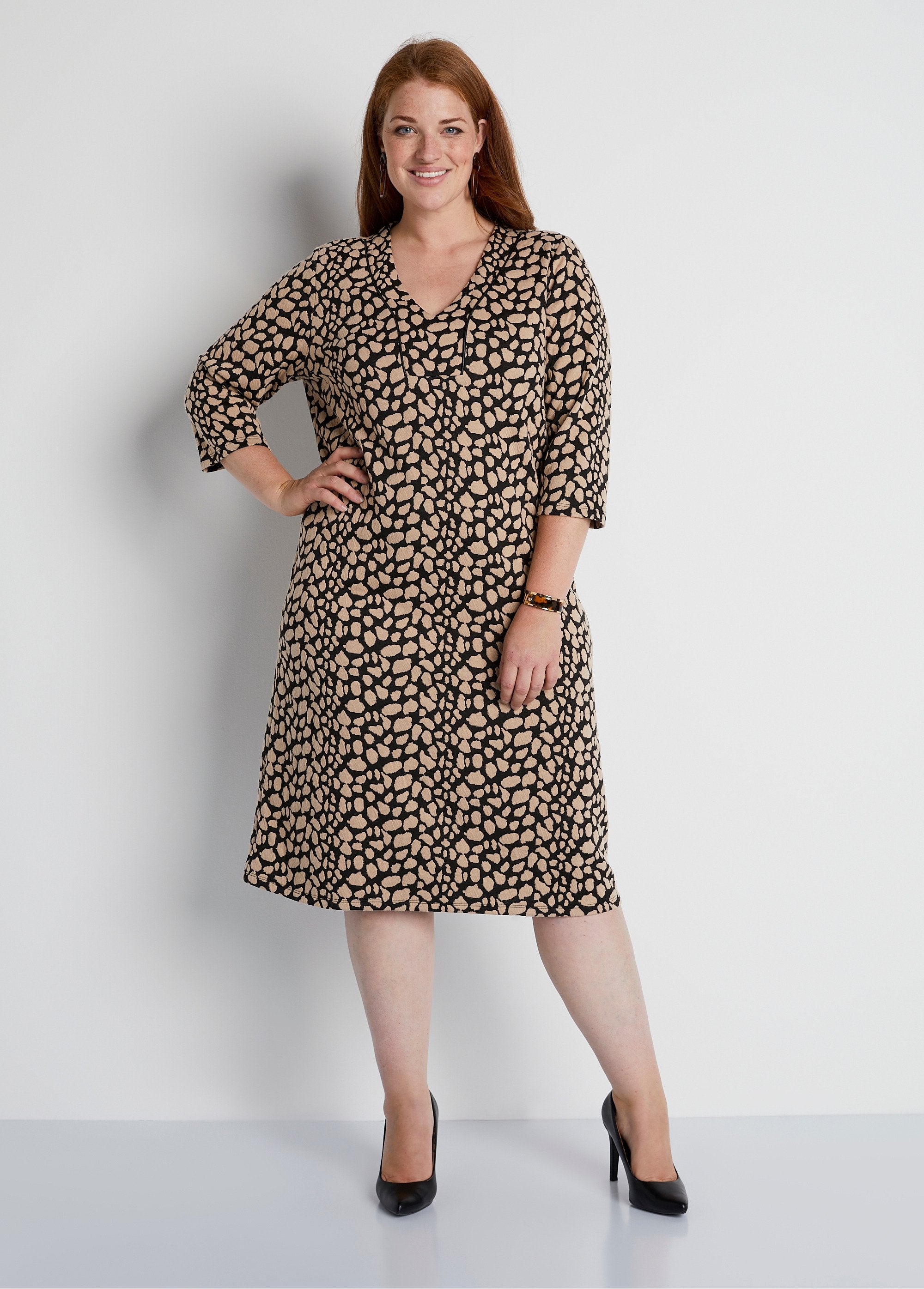 Korte_tweekleurige_jacquard_jurk_Zwart_en_beige_FA1_curvy