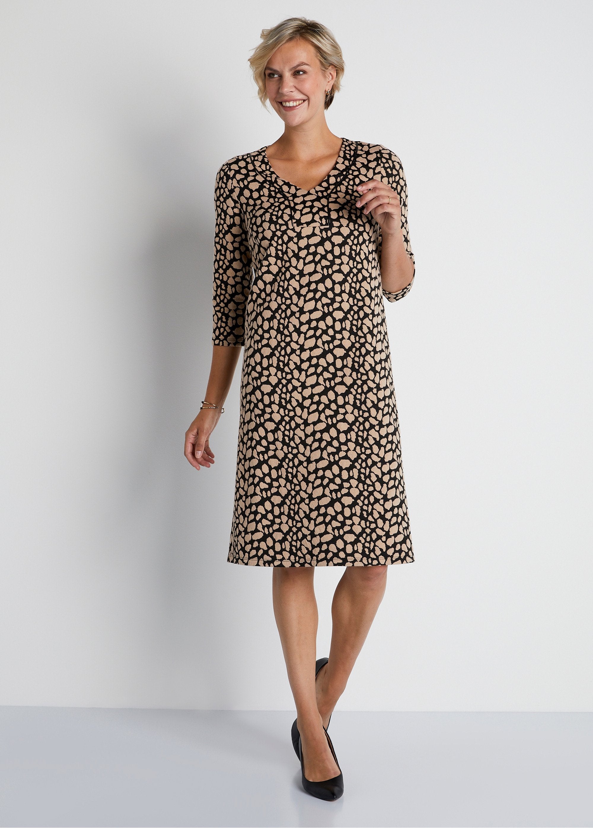Korte_tweekleurige_jacquard_jurk_Zwart_en_beige_FA1_slim