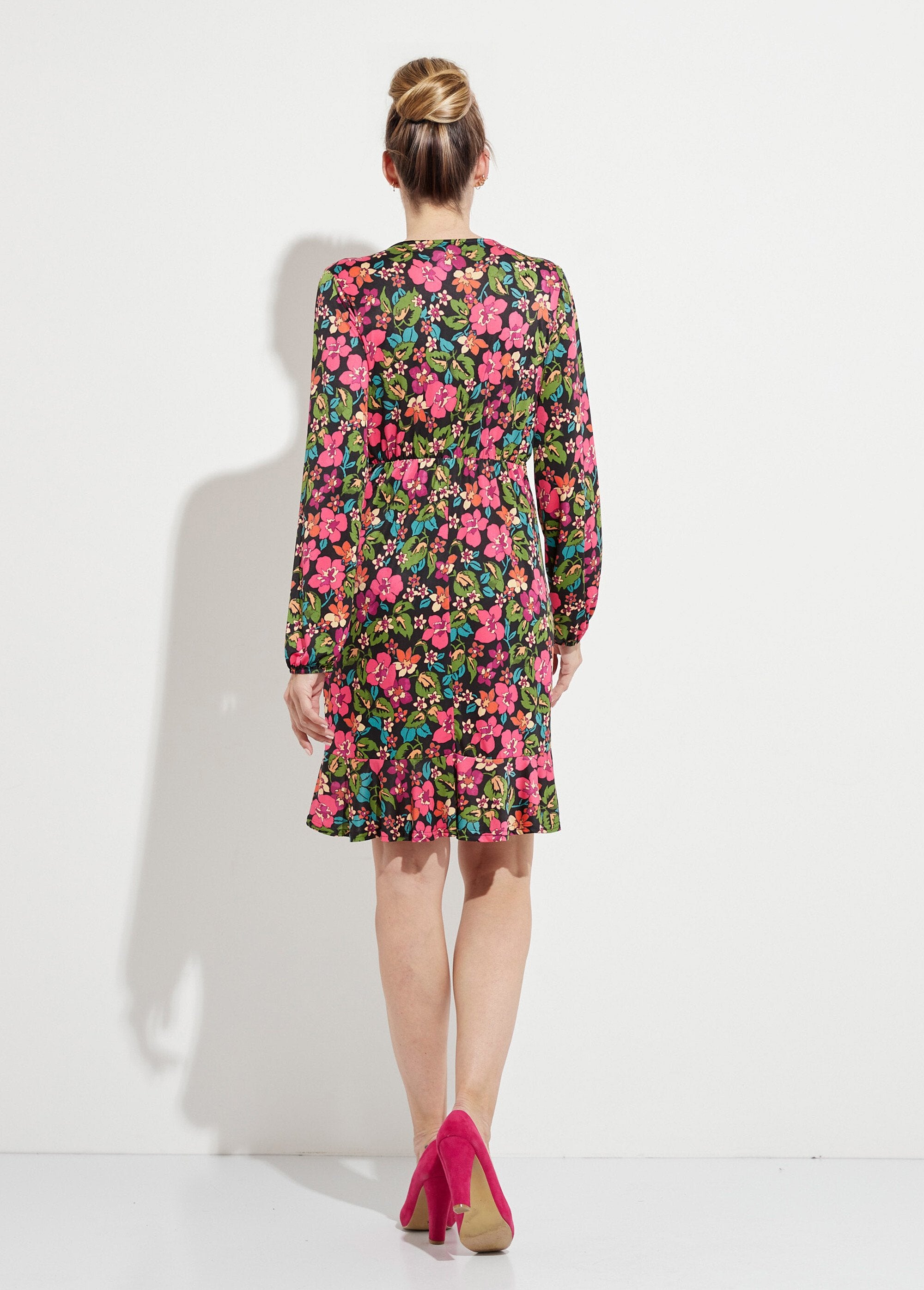 Korte_uitlopende_wikkeljurk_met_bloemen_Noir_et_fuchsia_DO1_slim