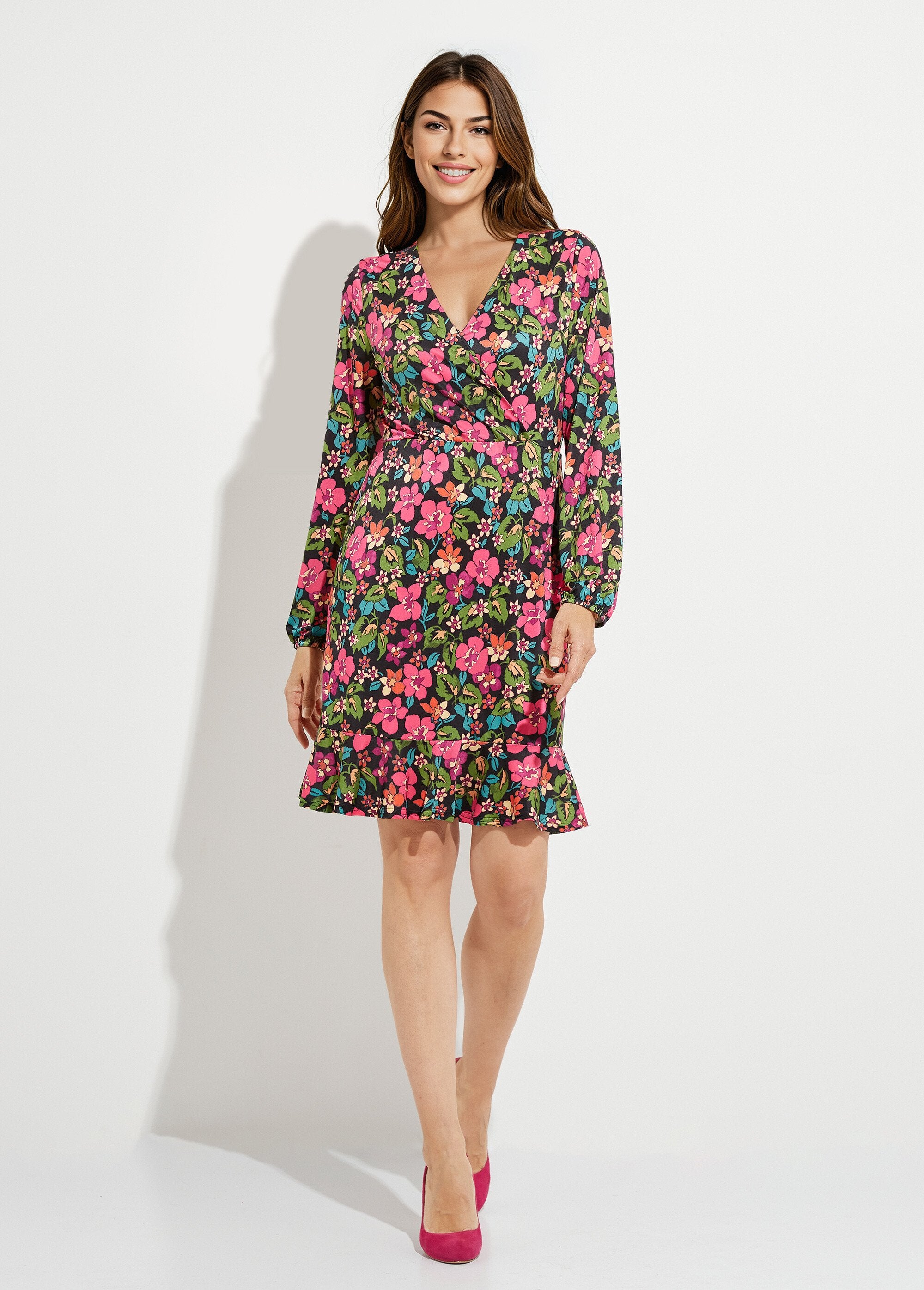 Korte_uitlopende_wikkeljurk_met_bloemen_Noir_et_fuchsia_FA1_slim