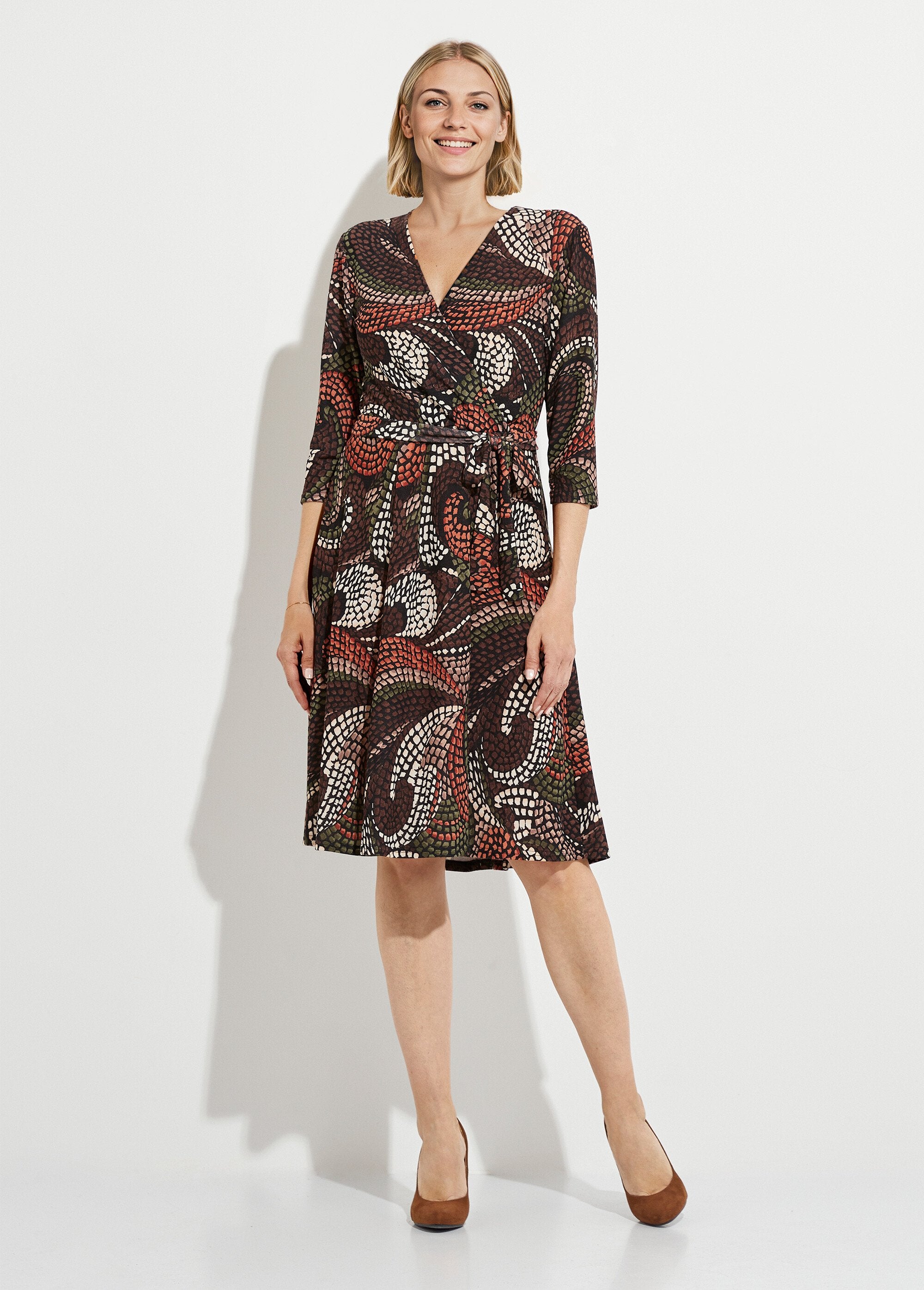 Korte_uitlopende_wikkeljurk_met_grafische_print_Marron_et_beige_FA1_slim
