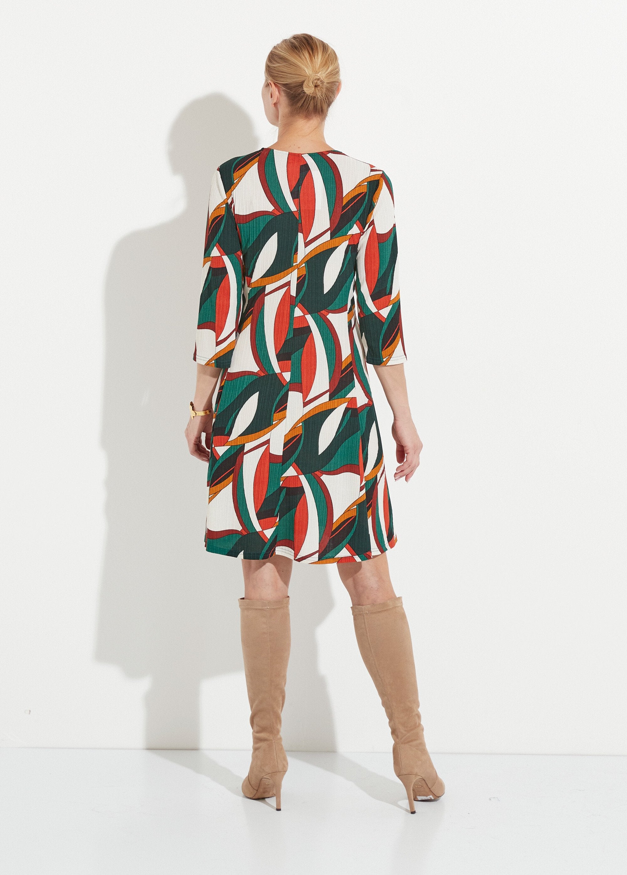 Korte_wikkeljurk_met_veelkleurige_grafische_print_Imprime_vert_DO1_slim