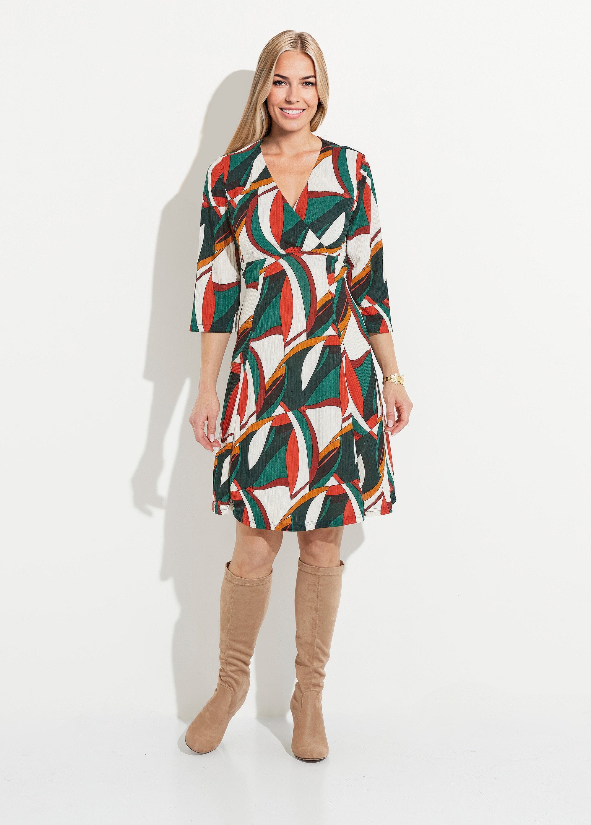 Korte_wikkeljurk_met_veelkleurige_grafische_print_Imprime_vert_FA1_slim