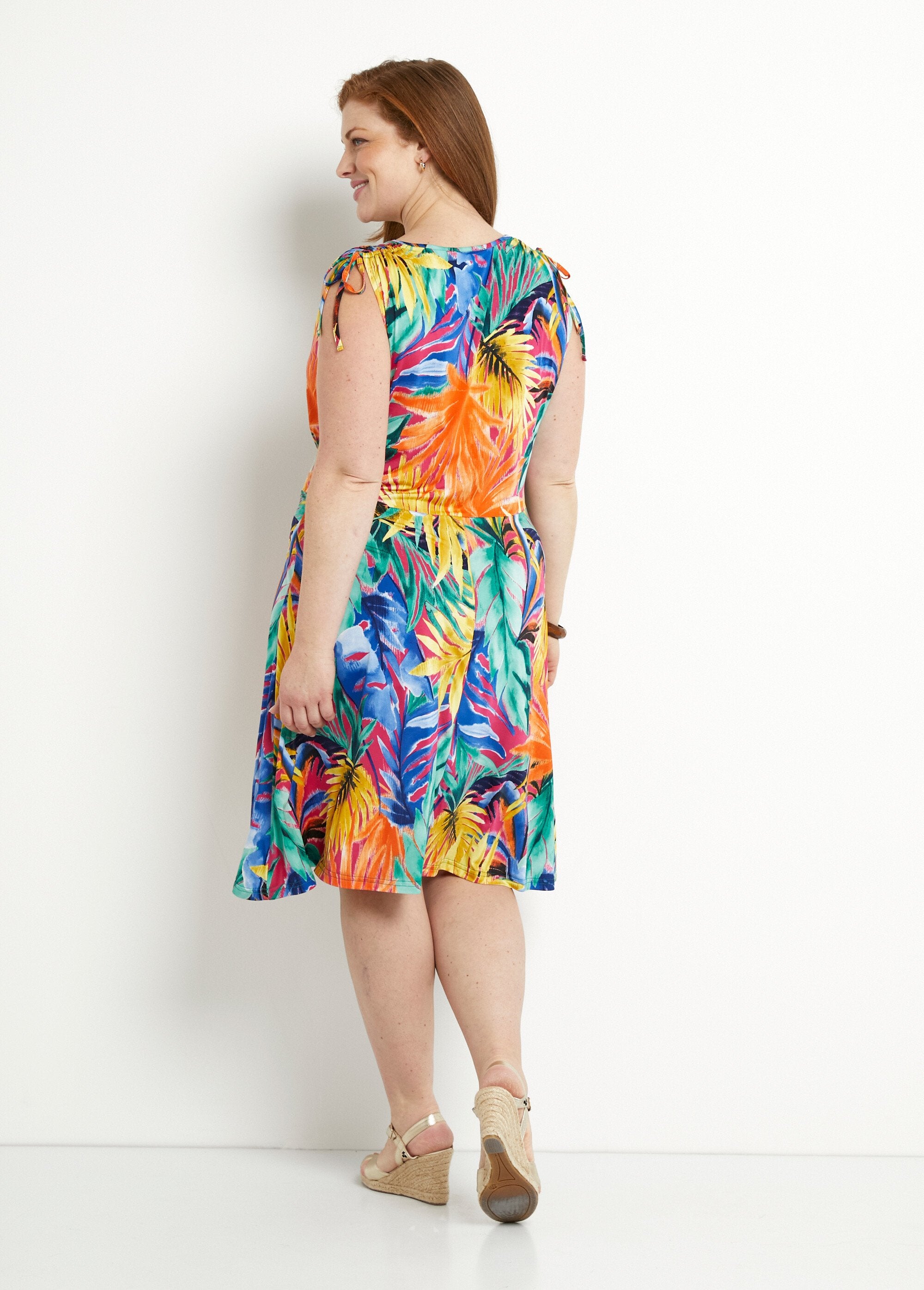 Korte_wikkeljurk_met_tropische_print_Multicolore_DO1_curvy