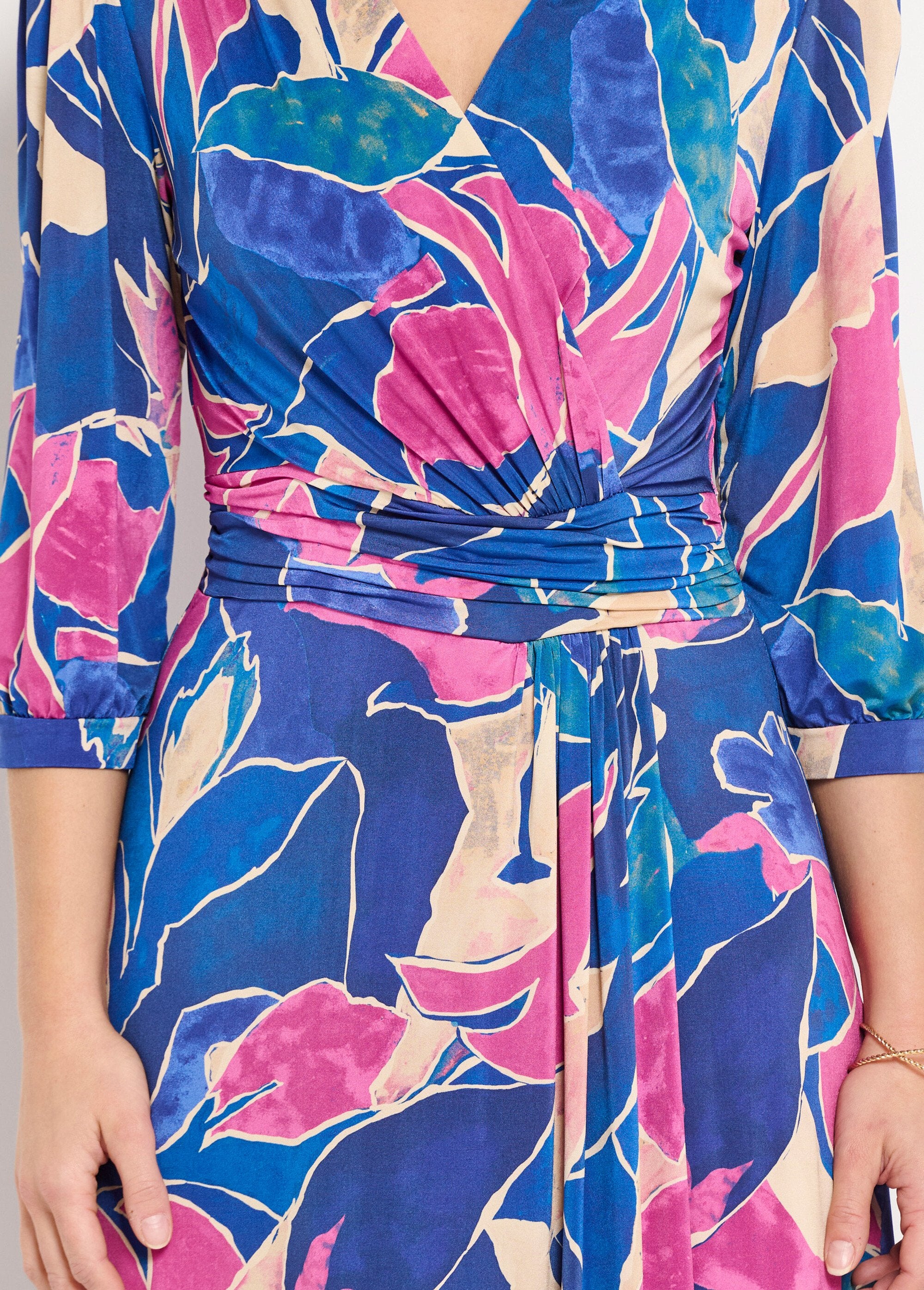 Korte_wikkeljurk_met_bloemen_Bleu_et_rose_DE2_slim