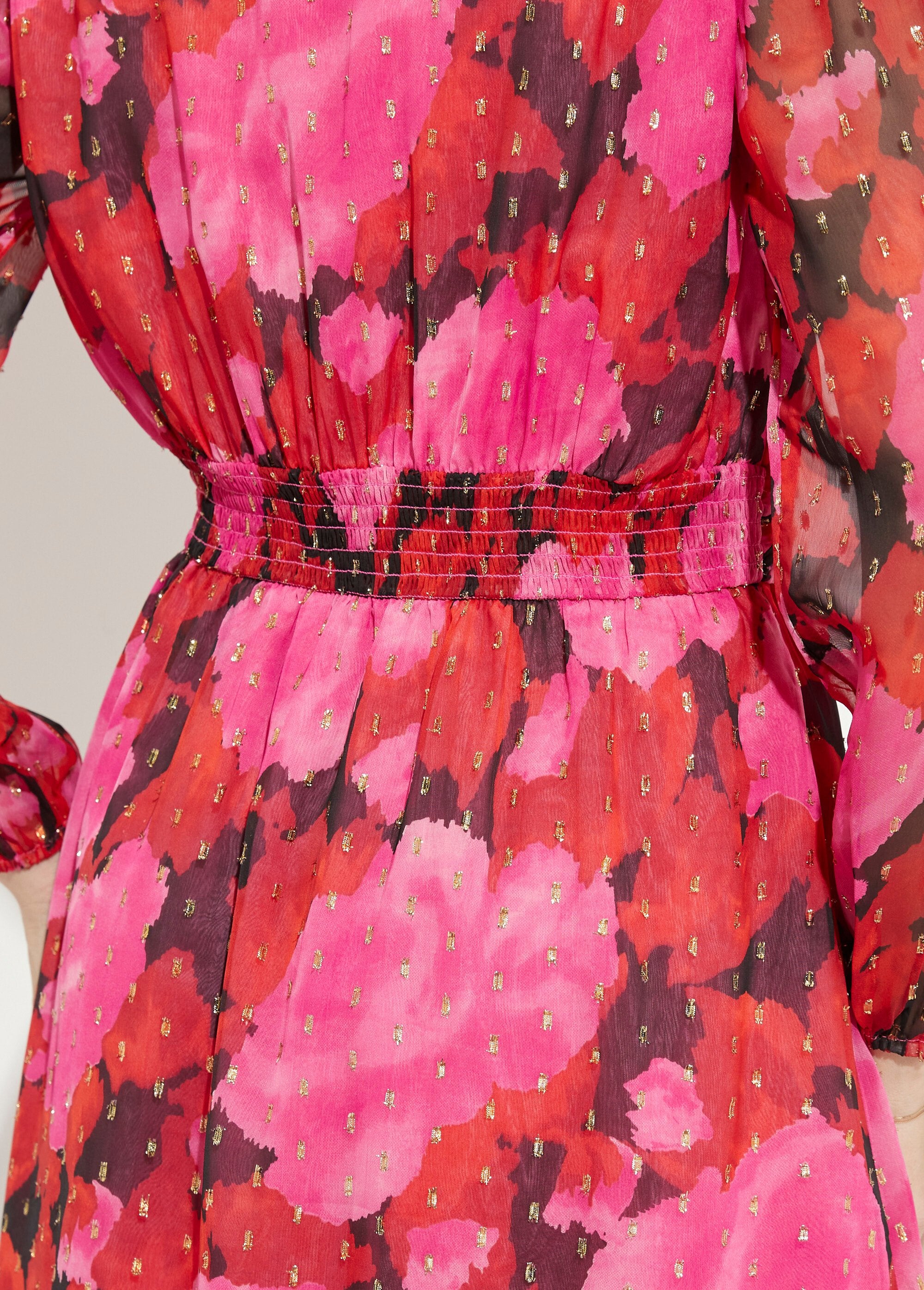 Korte_wikkeljurk_van_bedrukte_voile_met_gouden_motieven_Rouge_et_noir_DE2_slim