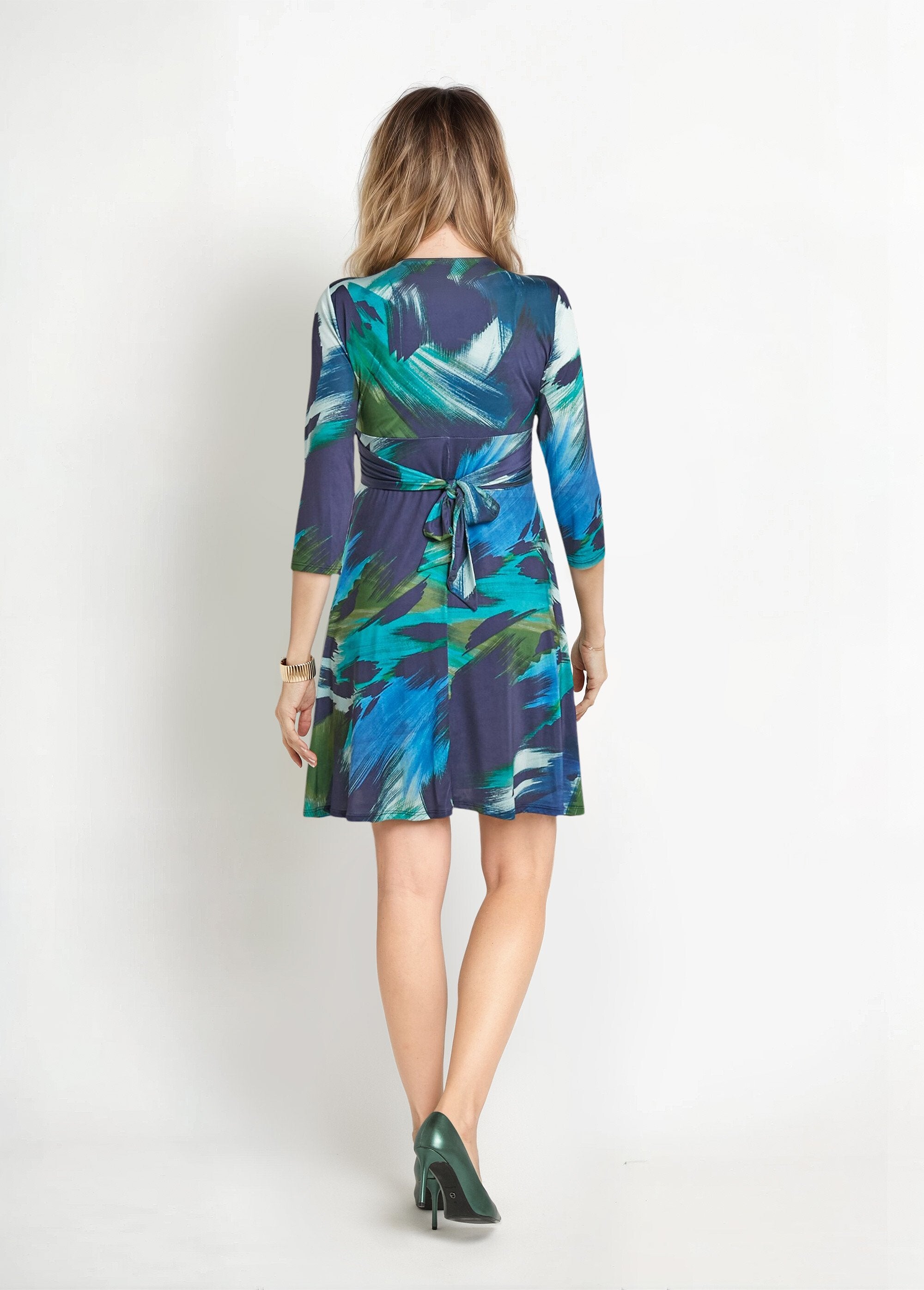 Wikkeljurk_met_stretch,_gedrapeerde_details_Bleu_et_vert_DO1_slim