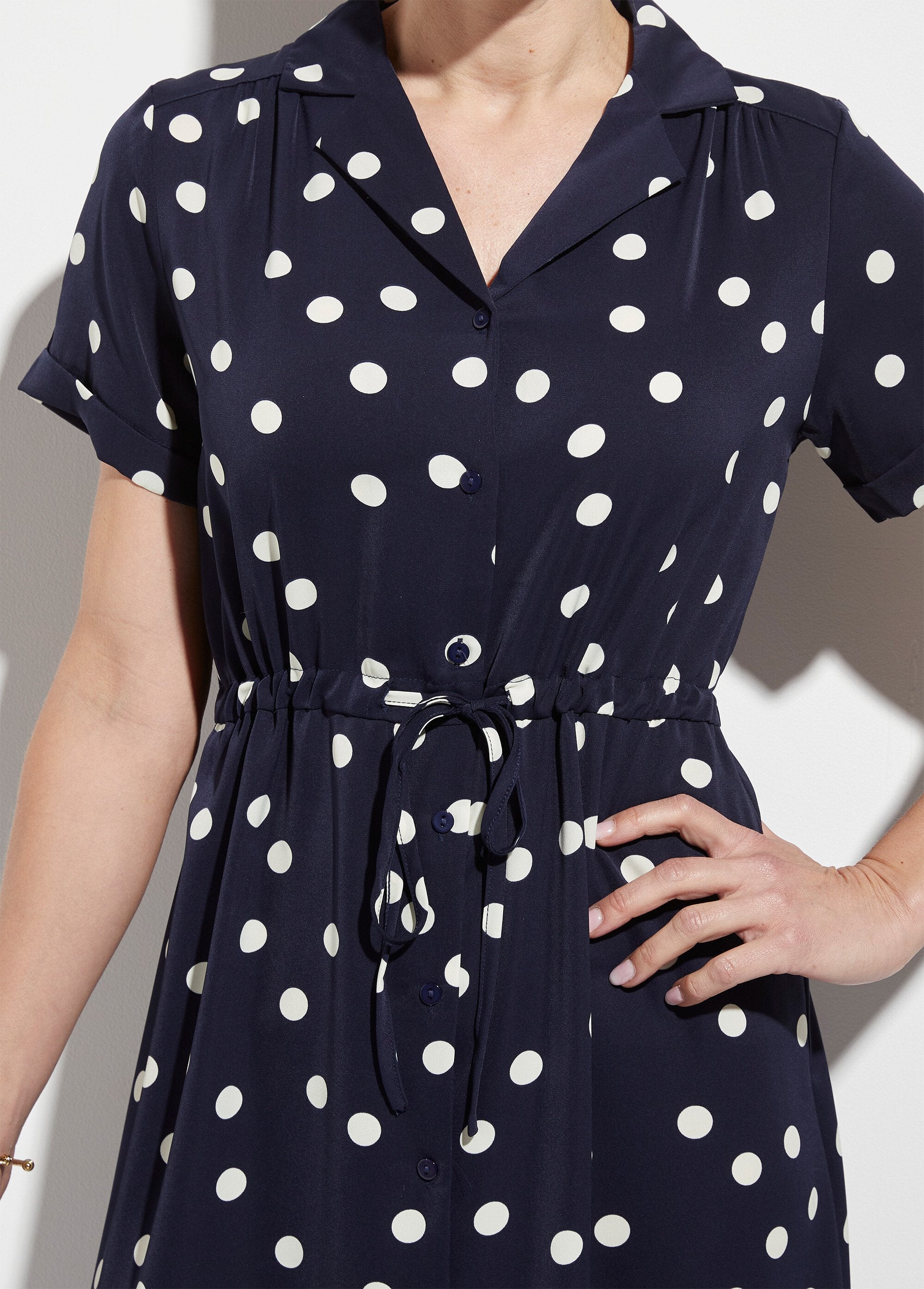 Lange_gestipte_blousejurk_met_ceintuur_Marine_pois_DE1_slim