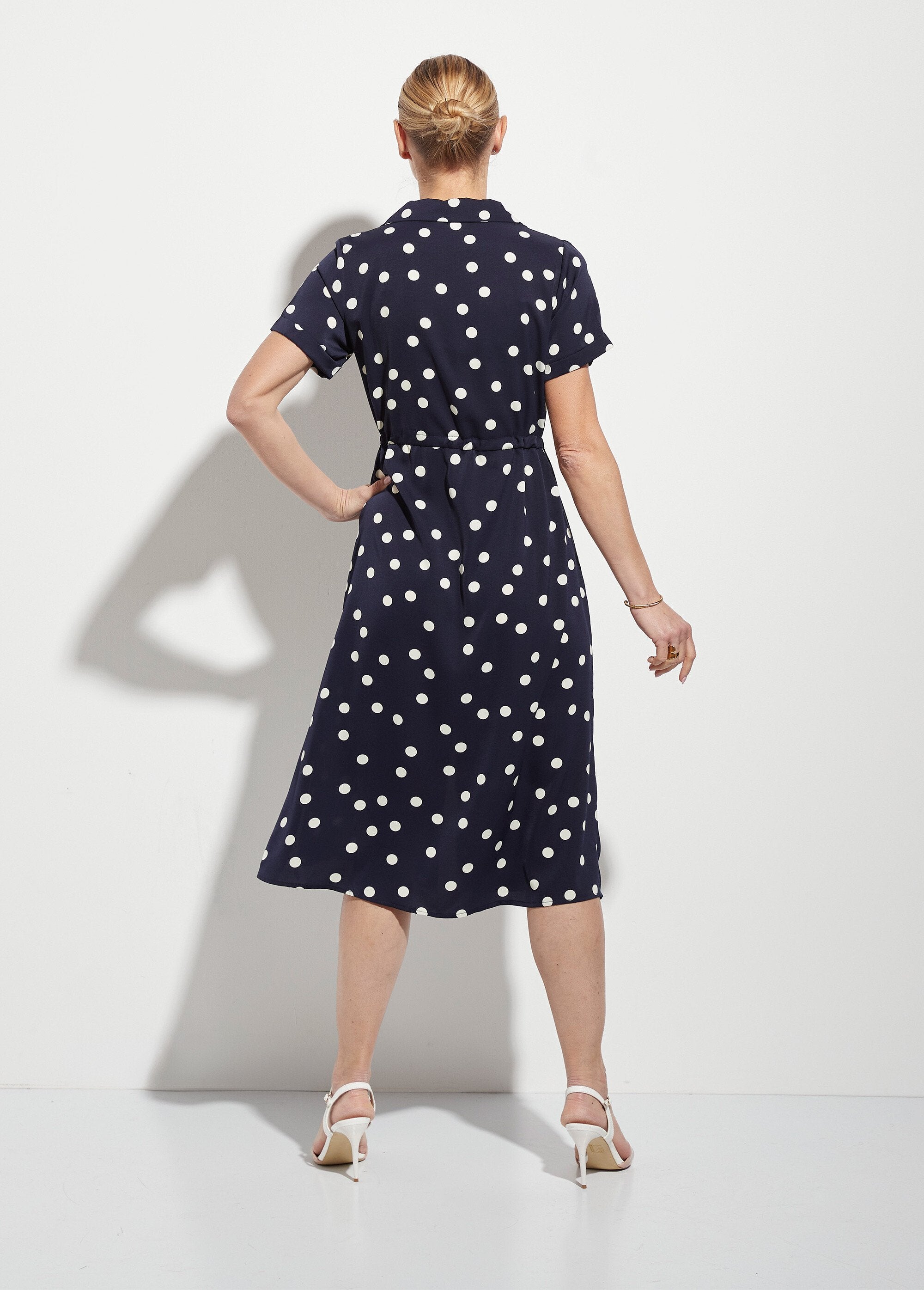 Lange_gestipte_blousejurk_met_ceintuur_Marine_pois_DO1_slim