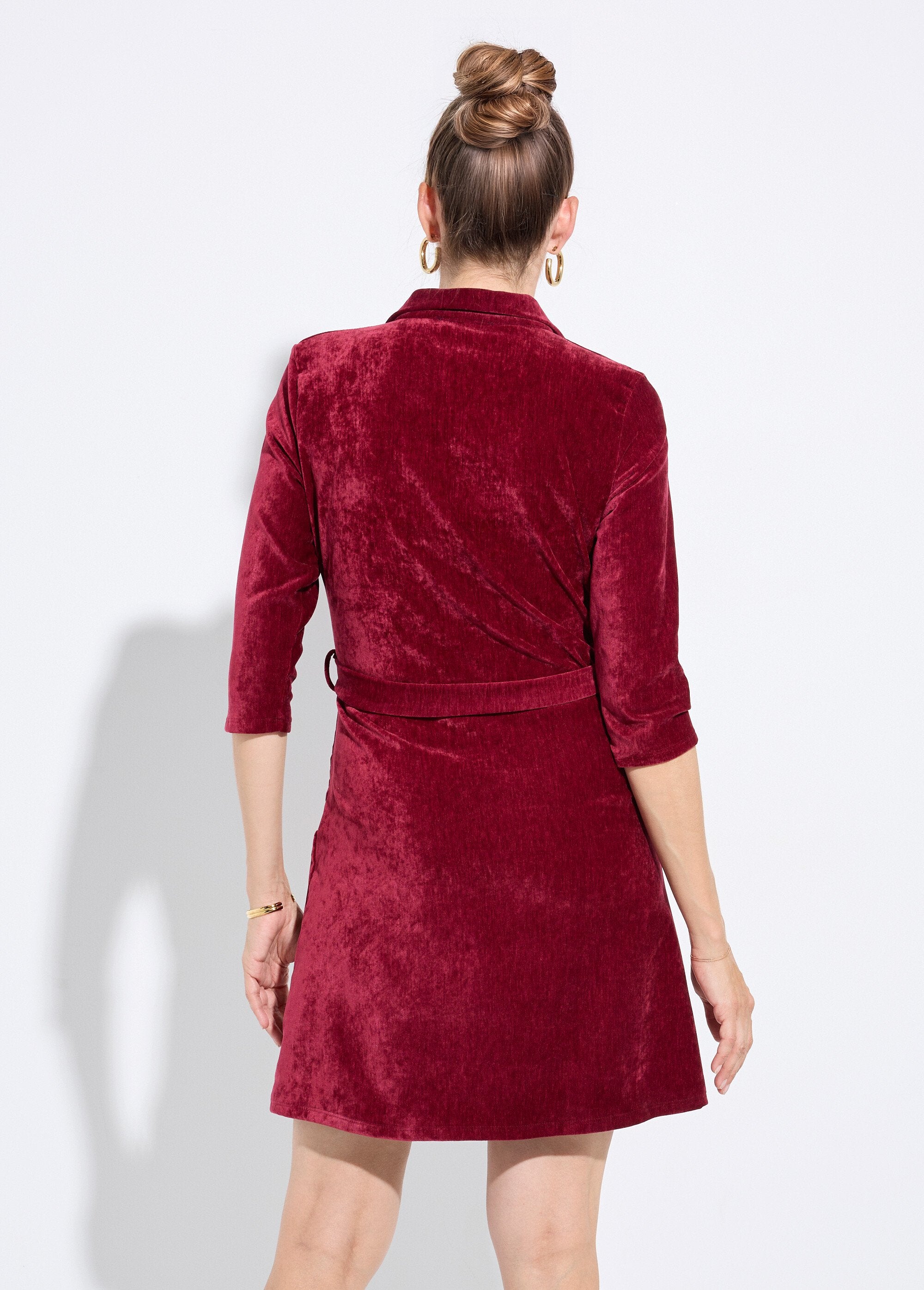 Jurk_met_riem_en_V-hals_in_fluweel_Bordeaux_DO1_slim