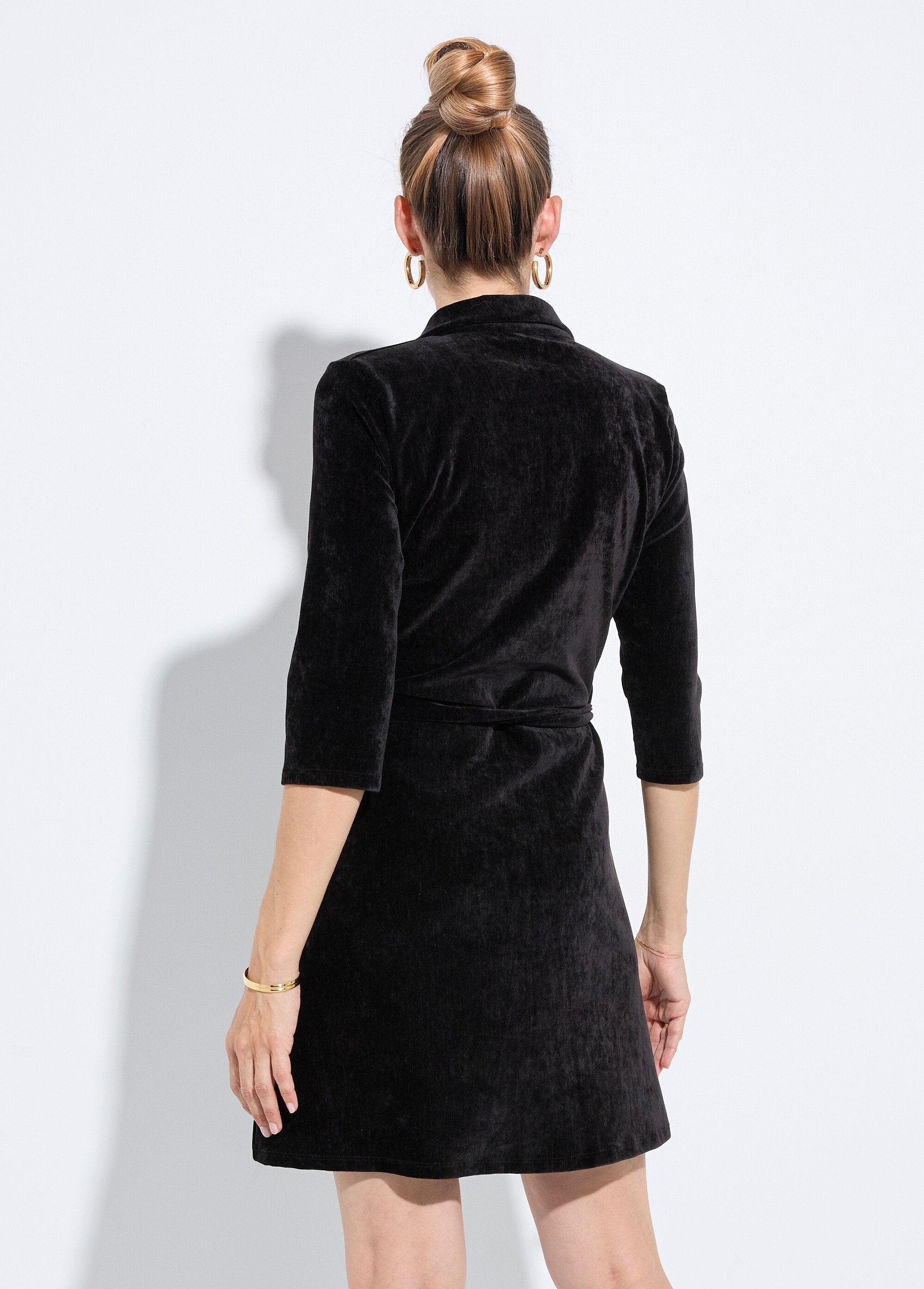 Jurk_met_riem_en_V-hals_in_fluweel_Noir_DO1_slim