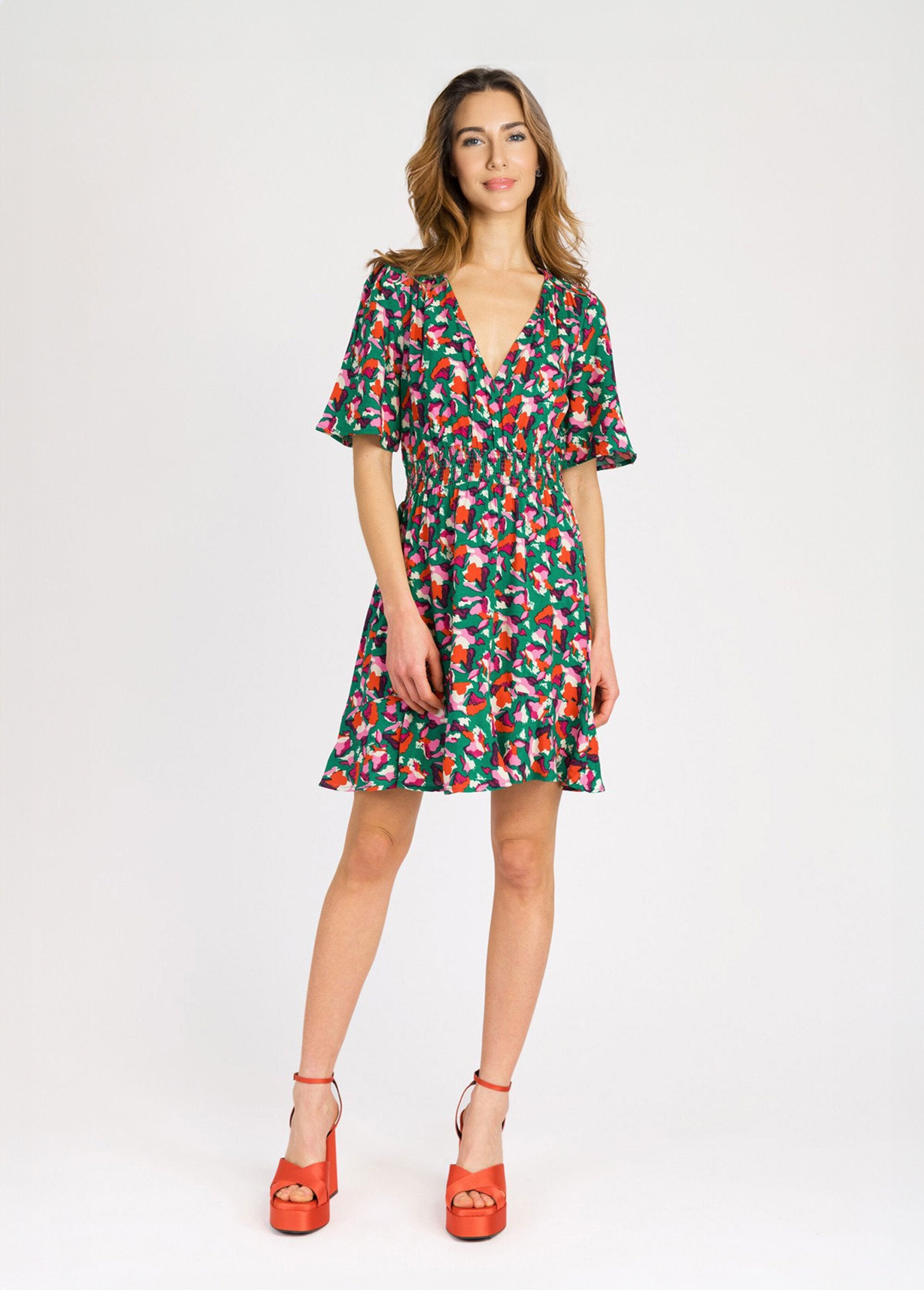 Korte_jurk_met_patroon_en_elastische_taille_Groene_afdrukken_FA1_slim