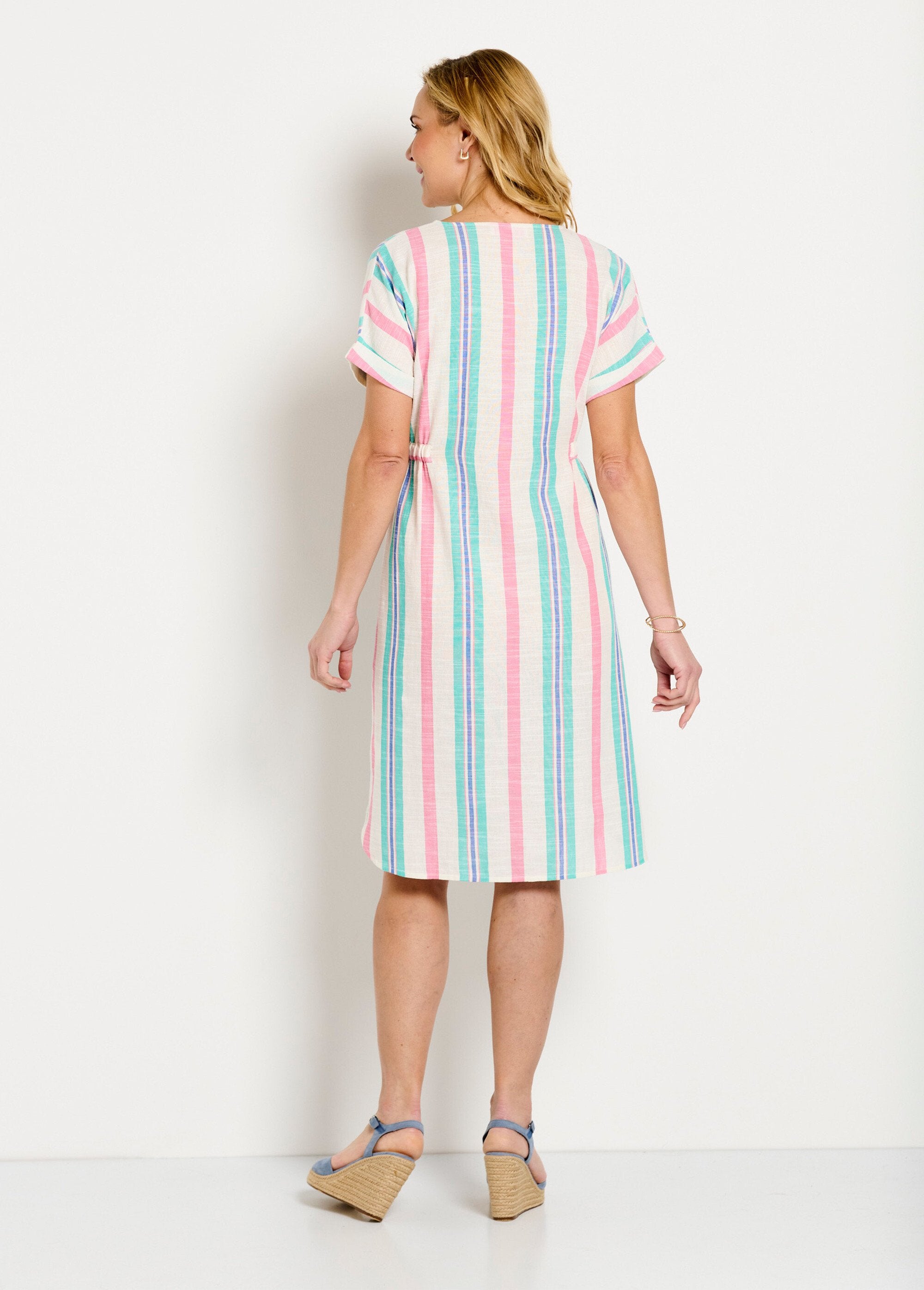 Katoenen_gestreepte_korte_jurk_met_V-hals_en_knoopsluiting_Rose_et_blanc_DO1_slim