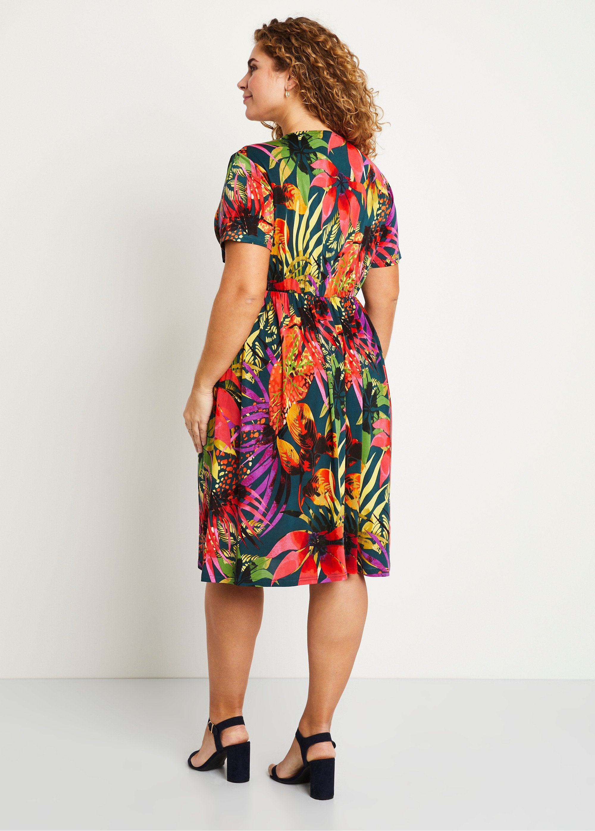 Wikkeljurk_met_exotische_print_Veelkleurig_DO1_curvy