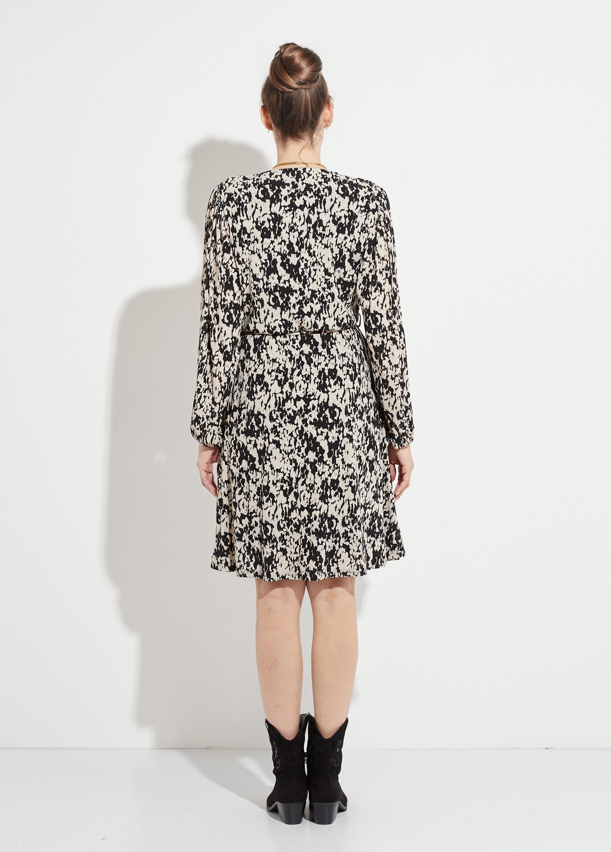 Wikkeljurk_met_tachisteprint_Noir_et_ecru_DO1_slim