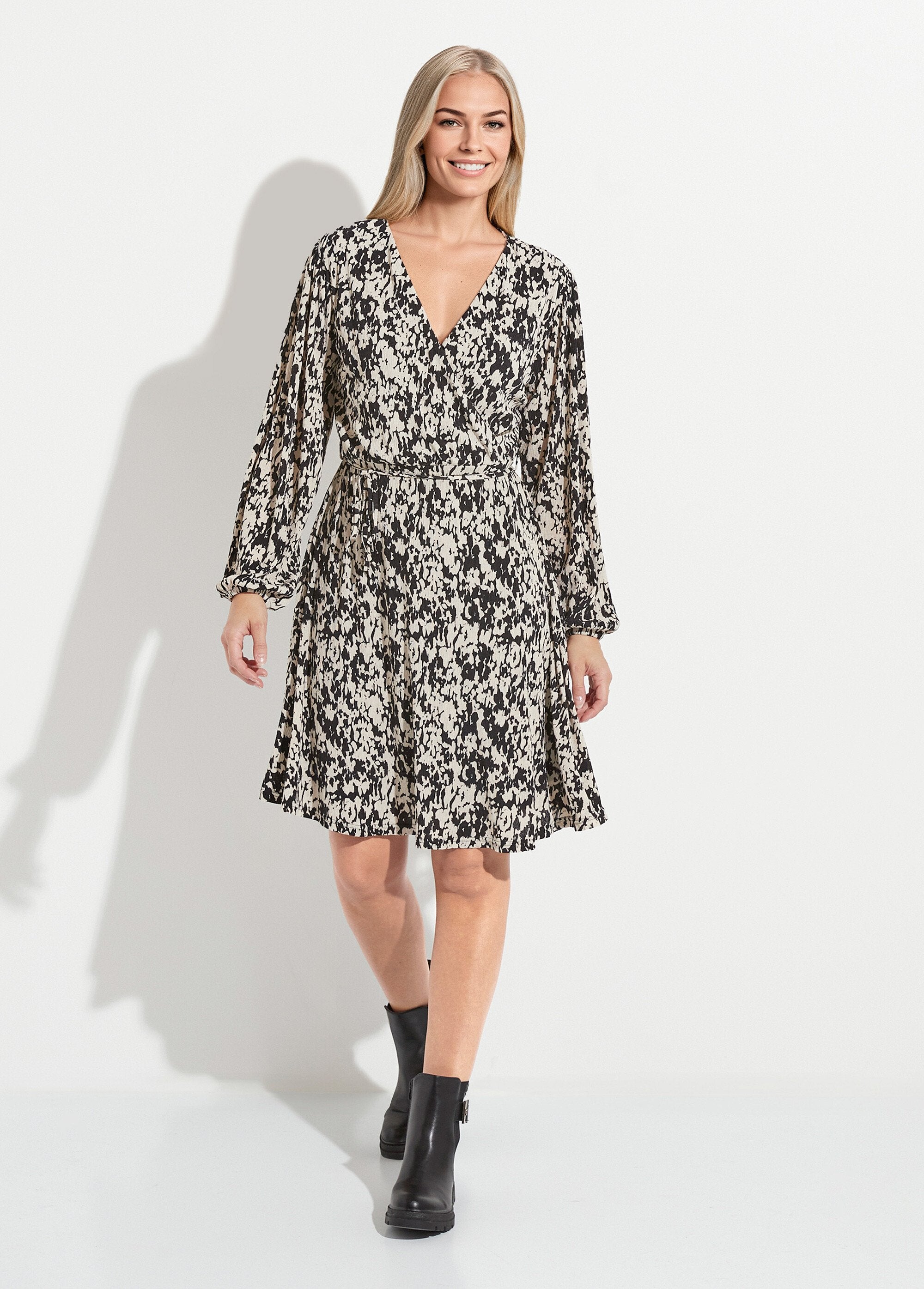 Wikkeljurk_met_tachisteprint_Noir_et_ecru_FA1_slim