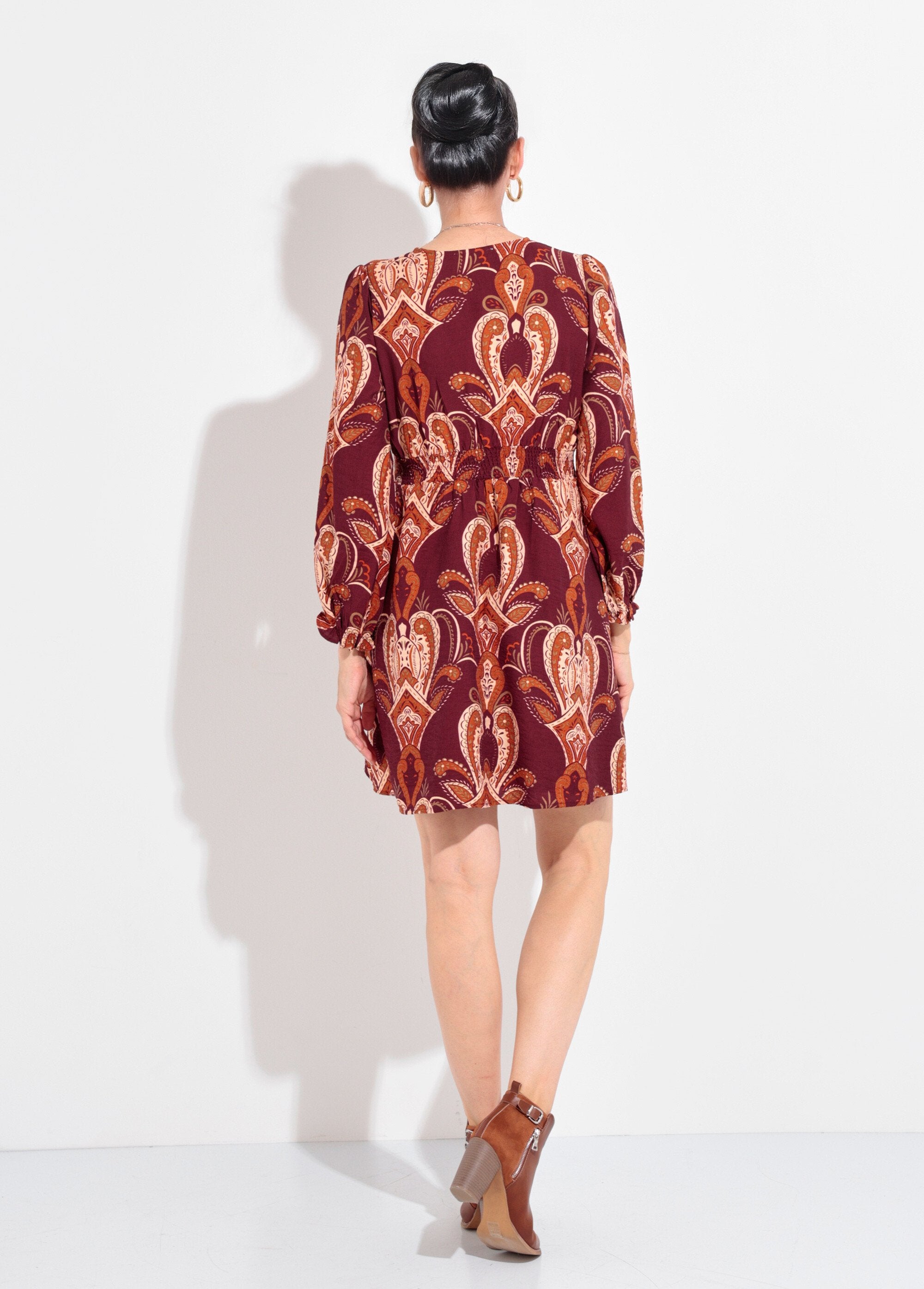 Korte_jurk_met_V-hals_en_paisleyprint_Bordeaux_DO1_slim
