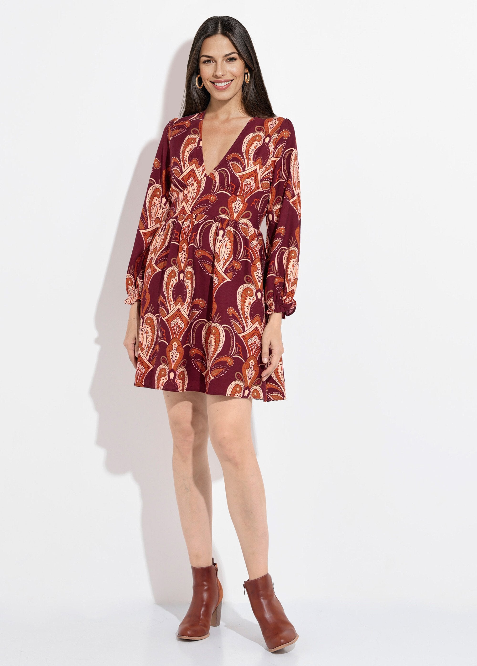 Korte_jurk_met_V-hals_en_paisleyprint_Bordeaux_FA1_slim