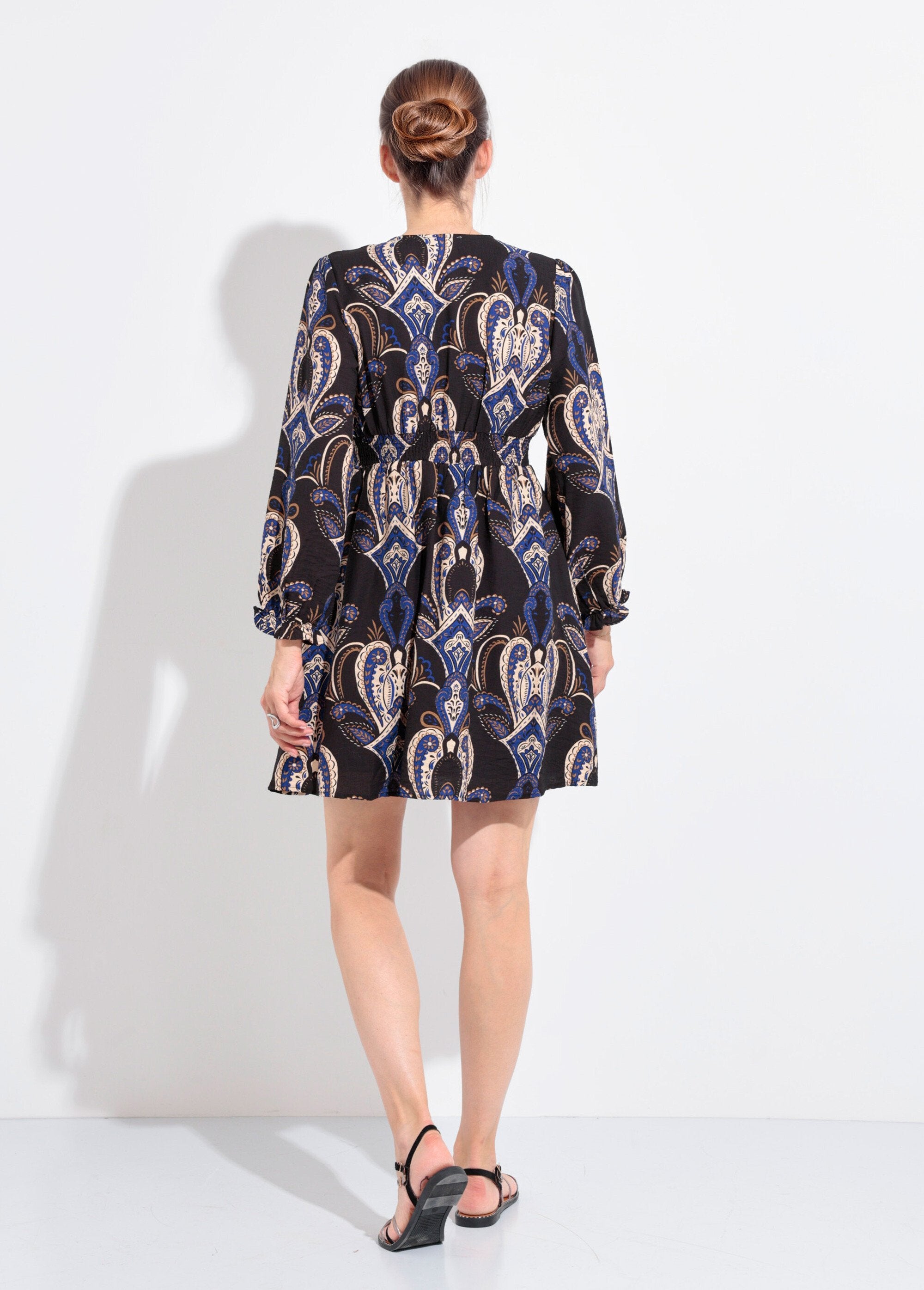 Korte_jurk_met_V-hals_en_paisleyprint_Marine_DO1_slim