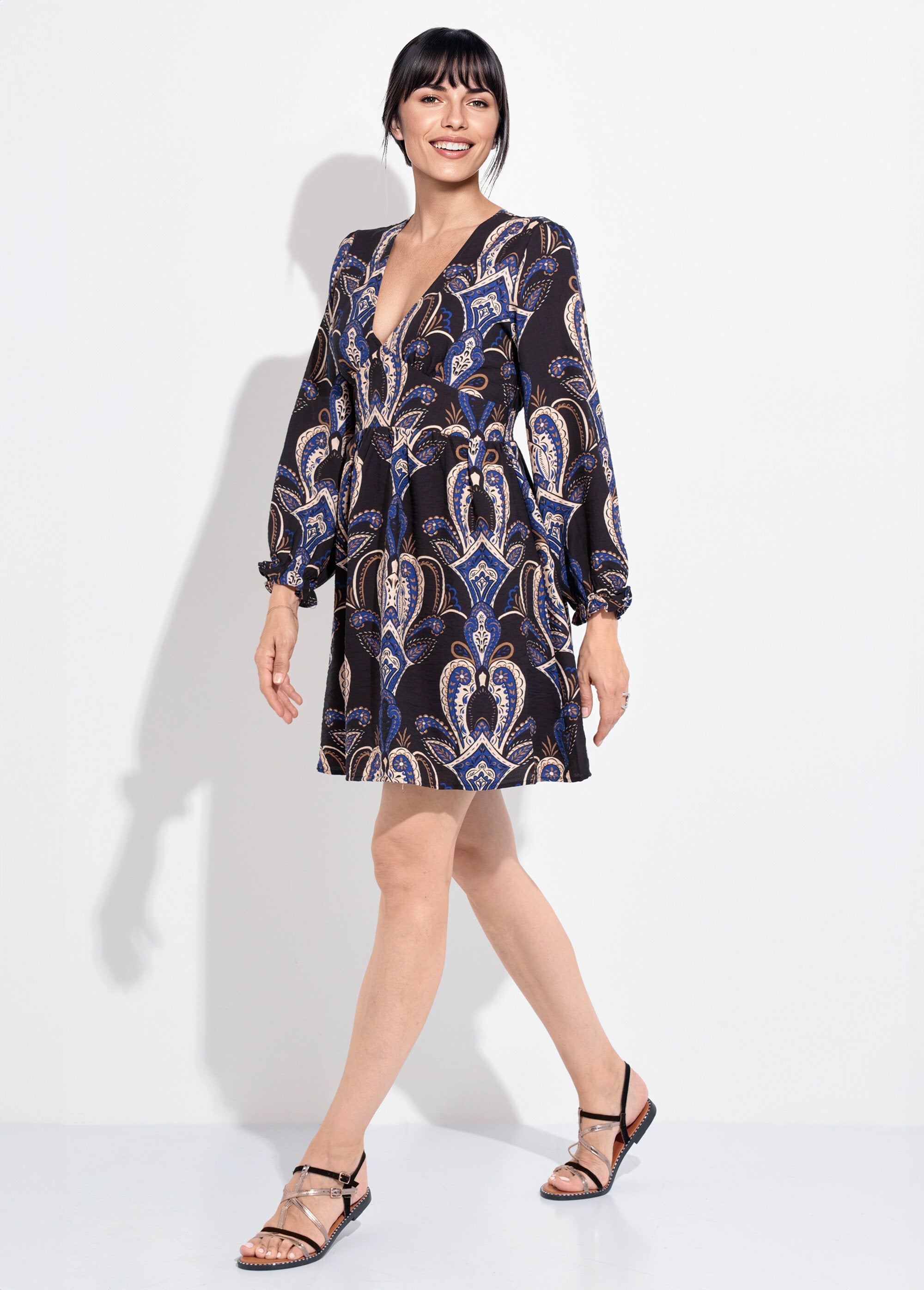 Korte_jurk_met_V-hals_en_paisleyprint_Marine_FA1_slim