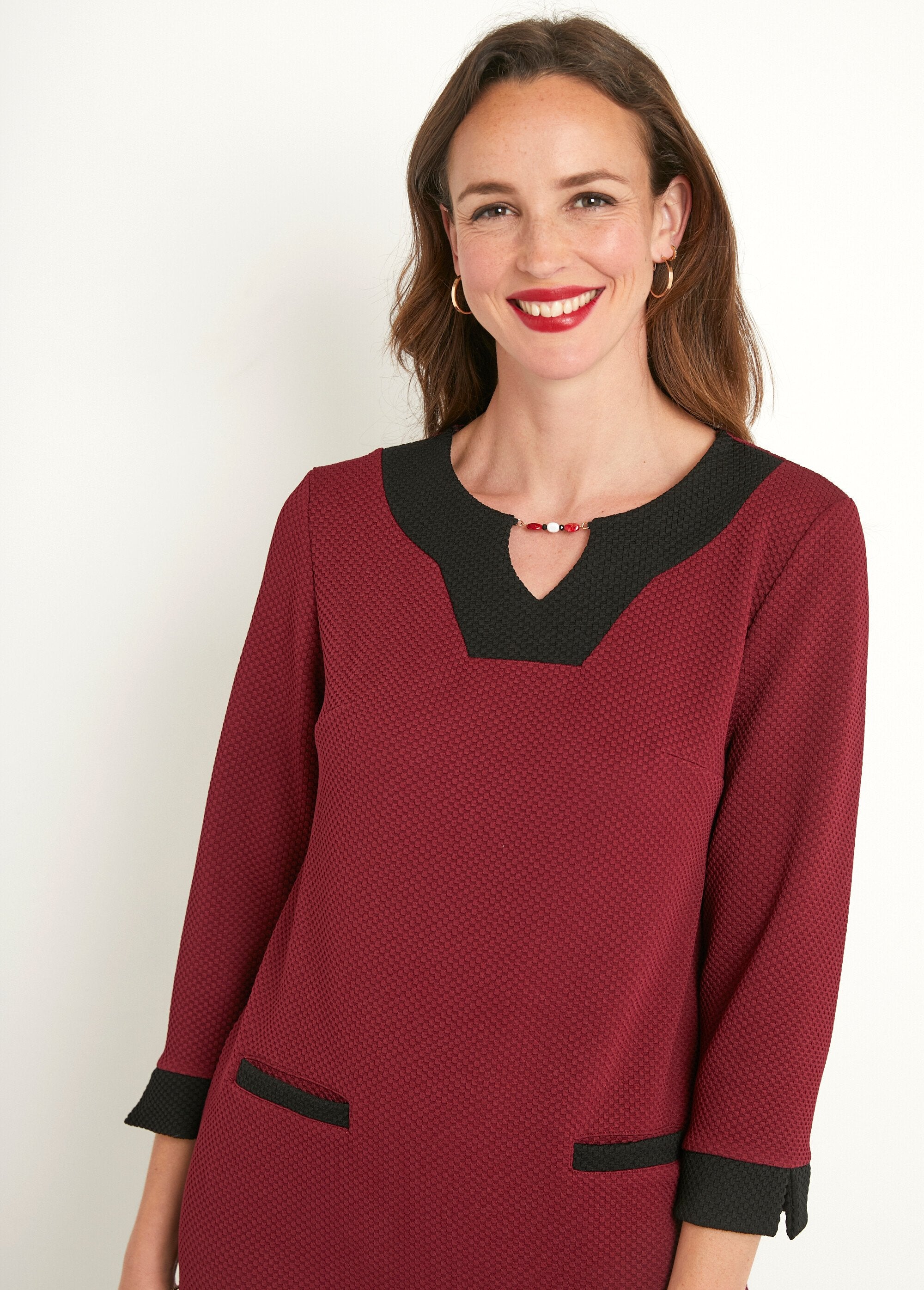 Korte_tweekleurige_rechte_jurk_met_3/4-mouwen_Bordeaux_et_noir_DE1_slim