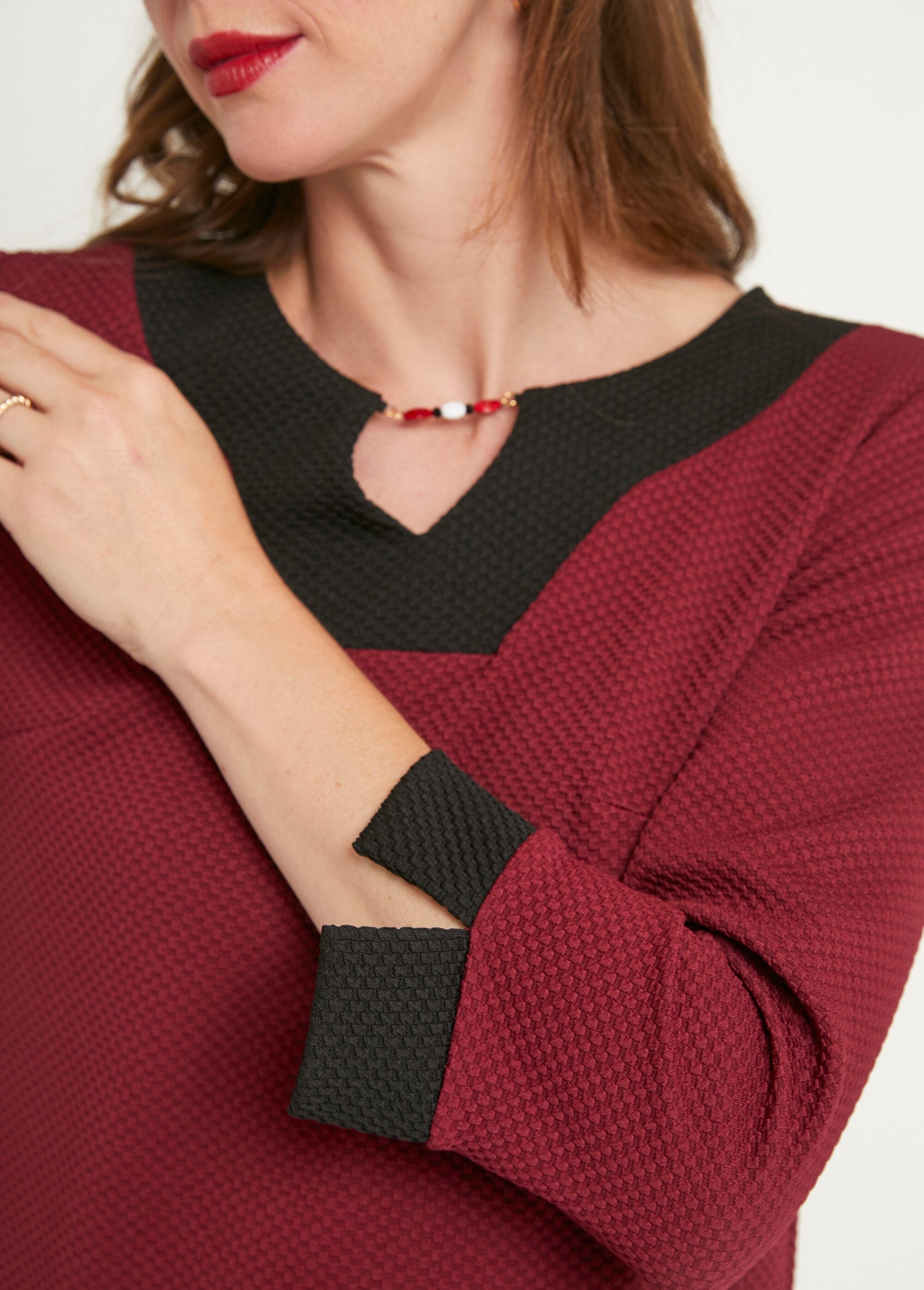 Korte_tweekleurige_rechte_jurk_met_3/4-mouwen_Bordeaux_et_noir_DE3_slim