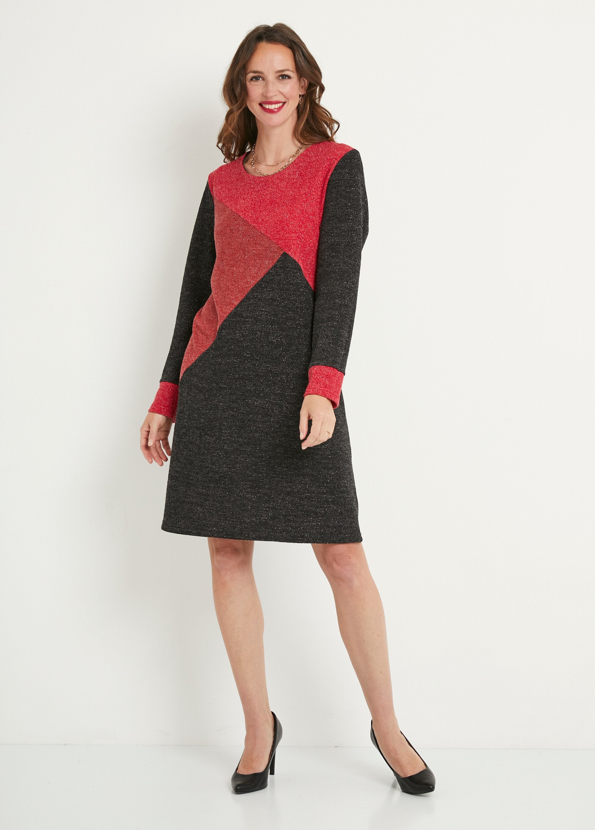 Korte_rechte_jurk_in_warm_breisel_met_ronde_hals_Noir_et_rouge_FA1_slim