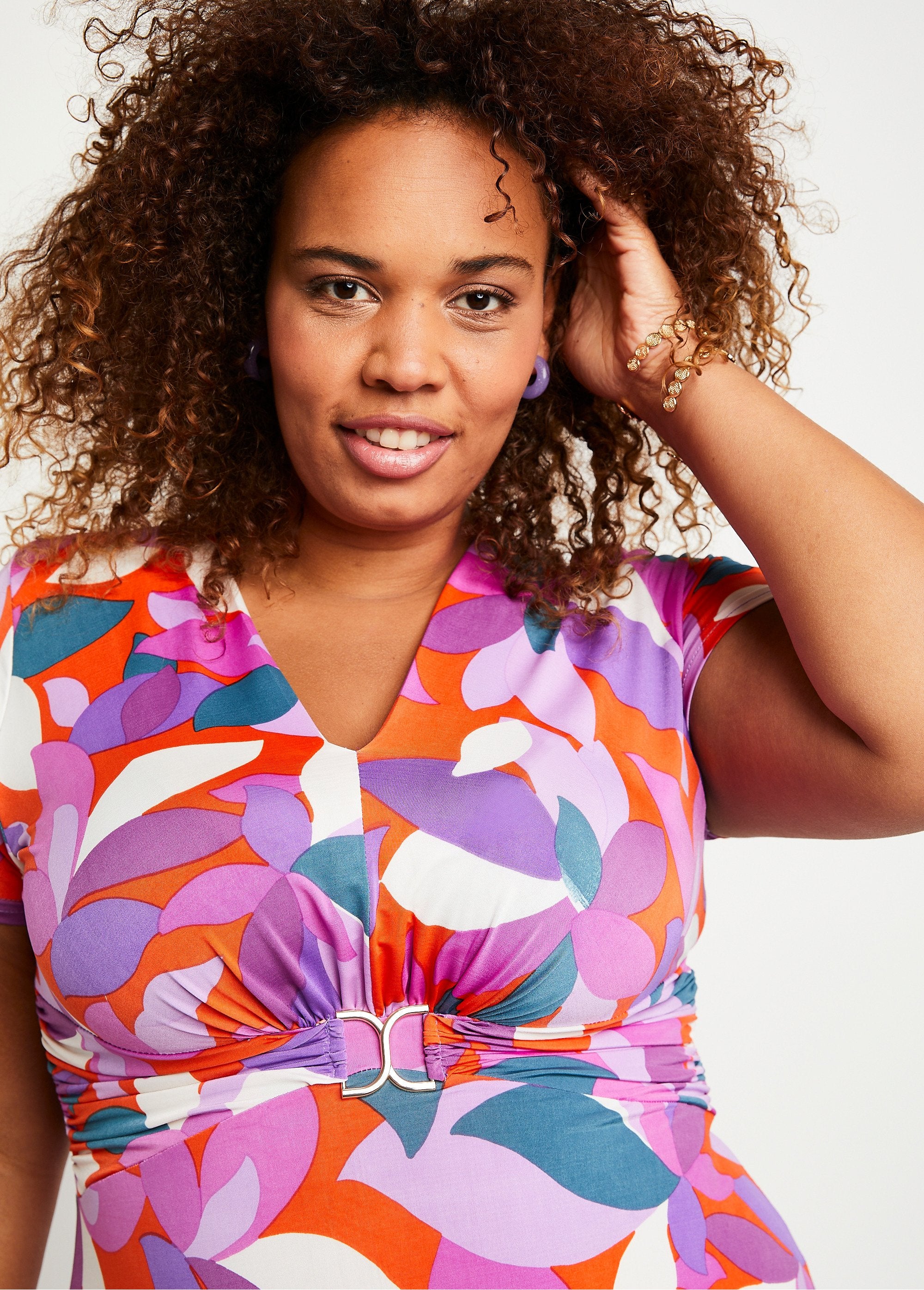 Korte_jurk_met_print_Oranje_en_paars_DE1_curvy