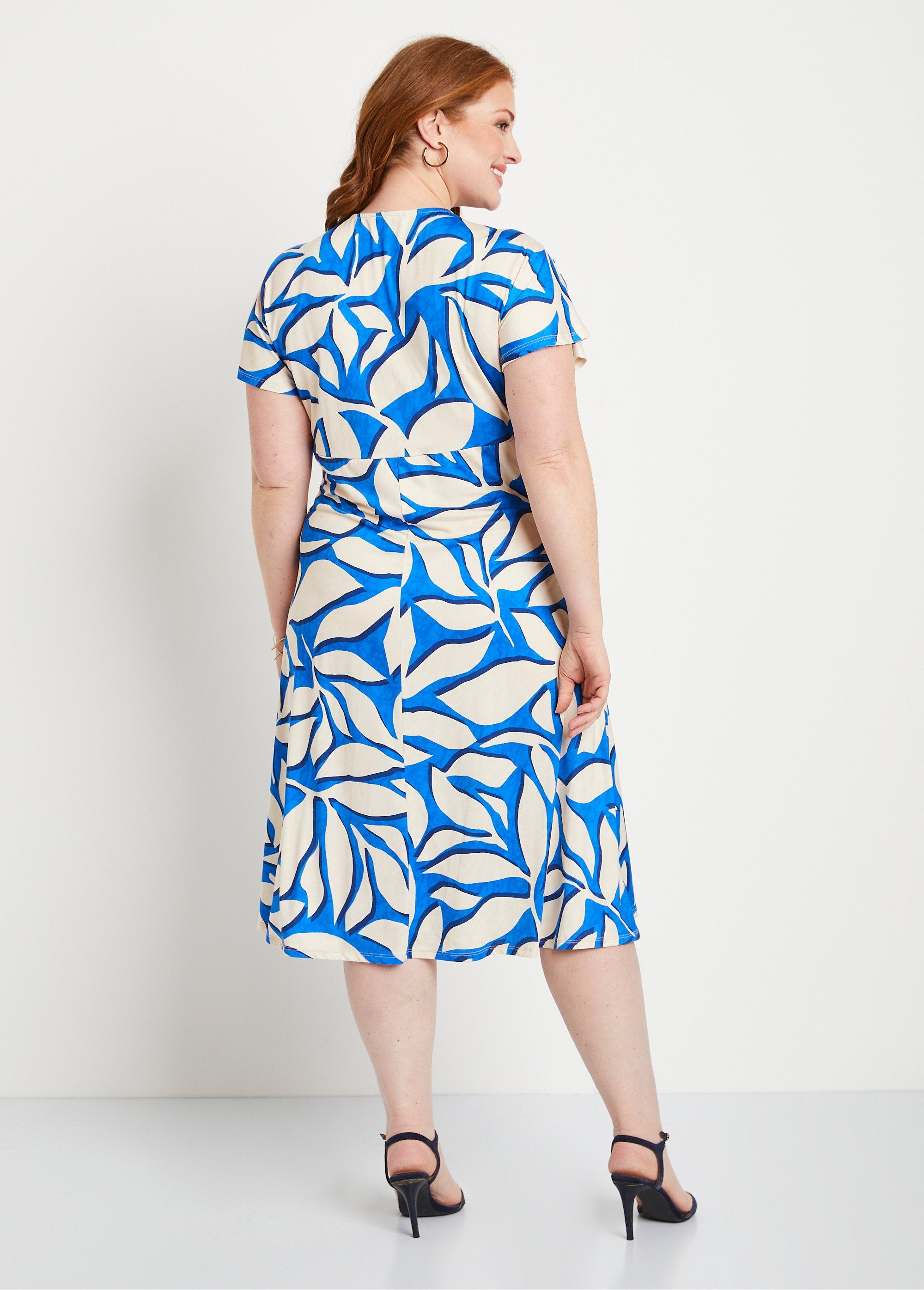 Korte_uitlopende_jurk_met_bladmotief_Blauw_en_ecru_DO1_curvy