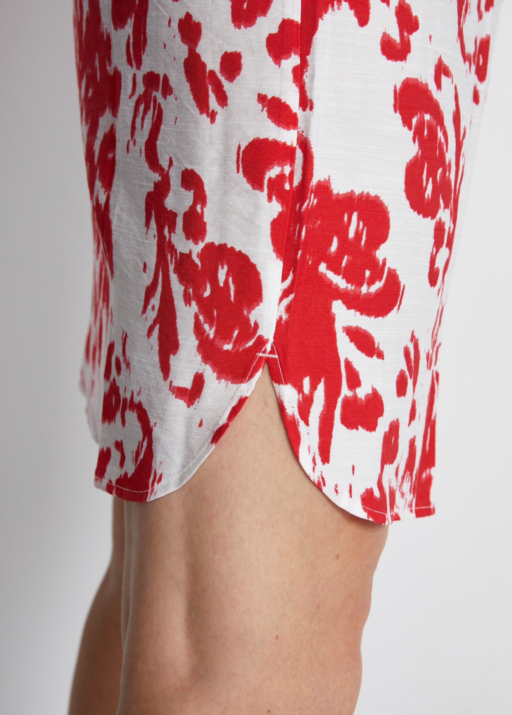 Korte_bedrukte_jurk_met_kimono-mouwen_Blanc_et_rouge_DE4_slim