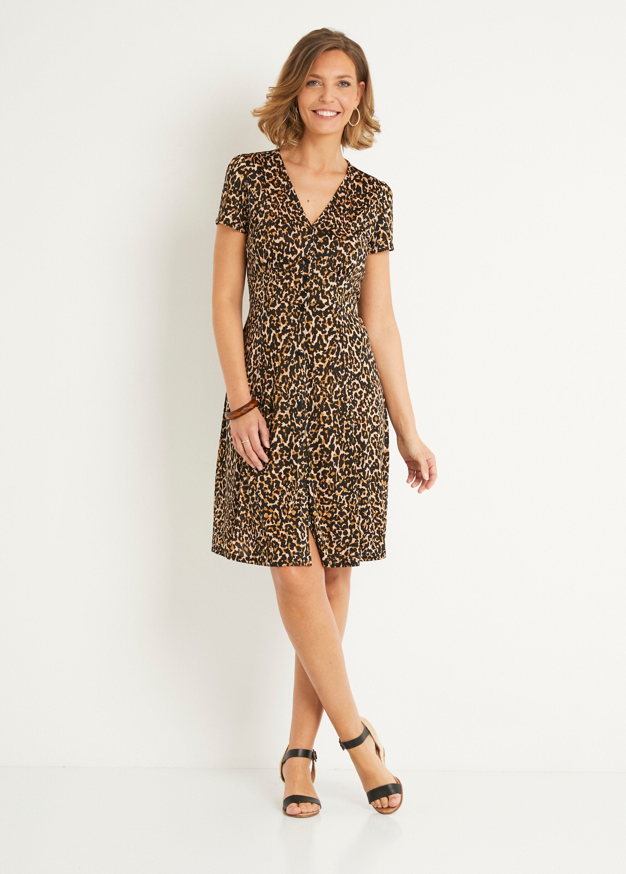 Korte_jurk_met_V-hals_en_dierenprint_Leopard_FA1_slim