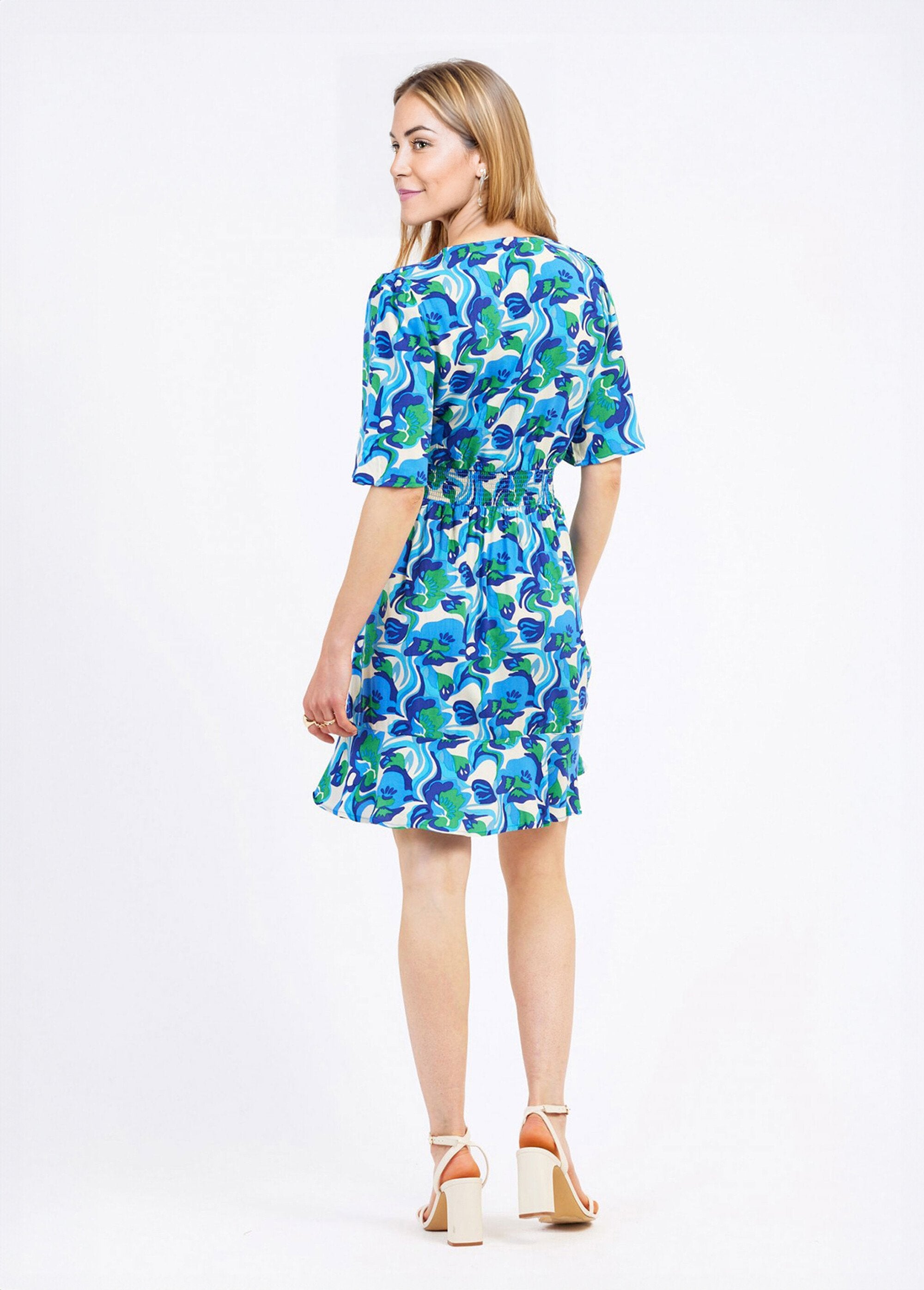 Korte_jurk_met_elastische_taille_en_patroon_Blauwe_afdrukken_DO1_slim