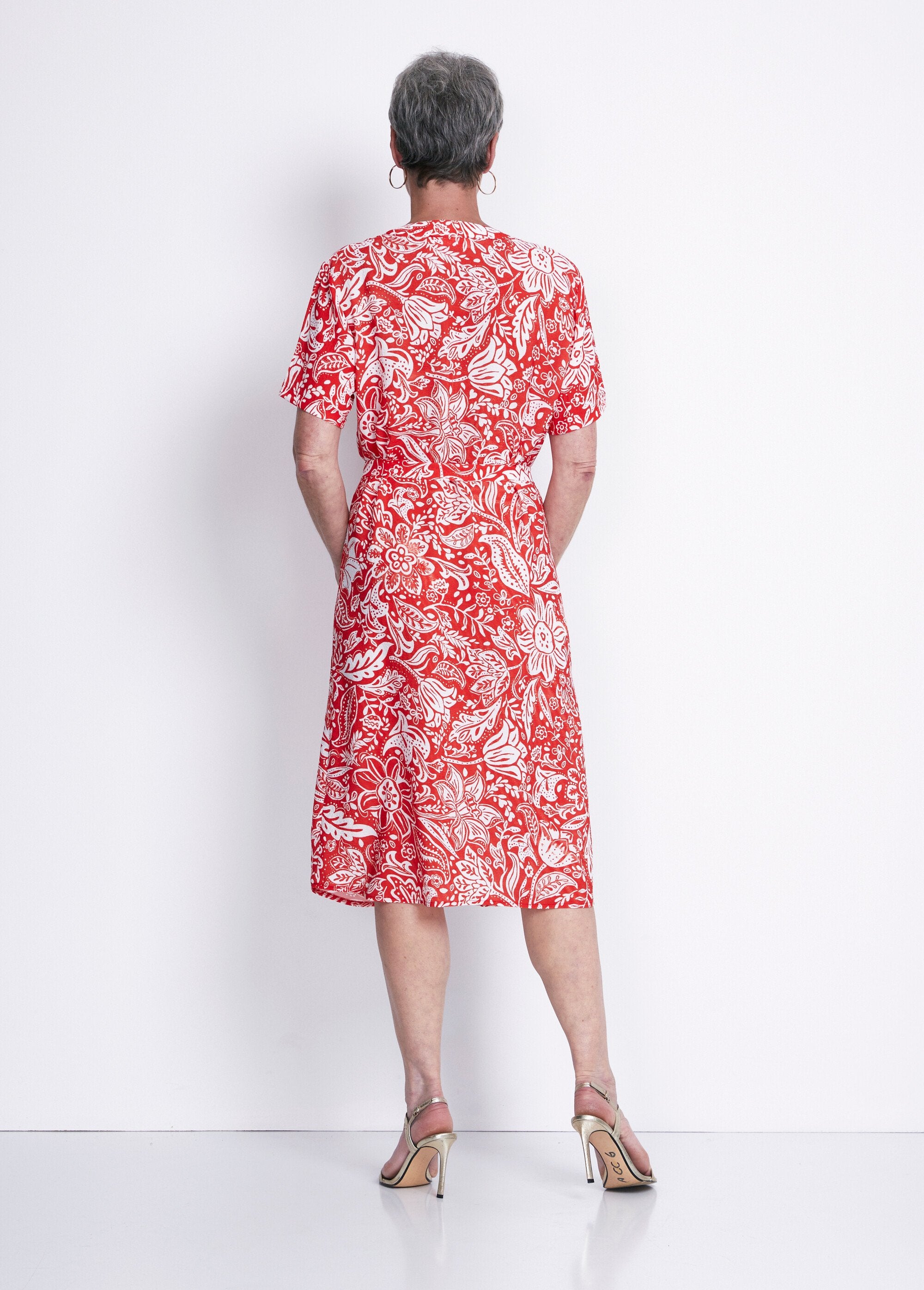 Korte_jurk_in_tweekleurige_reliëfstof_Rouge_et_blanc_DO1_slim