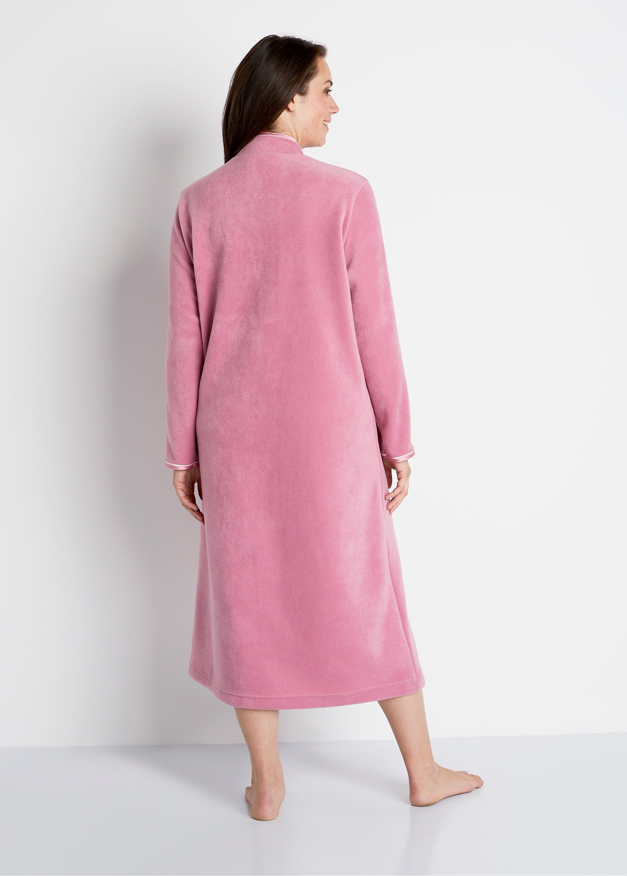 Lange_geborduurde_fleece_ochtendjas_Gemakkelijk_aan_te_trekken_Oud_roze_DO1_curvy