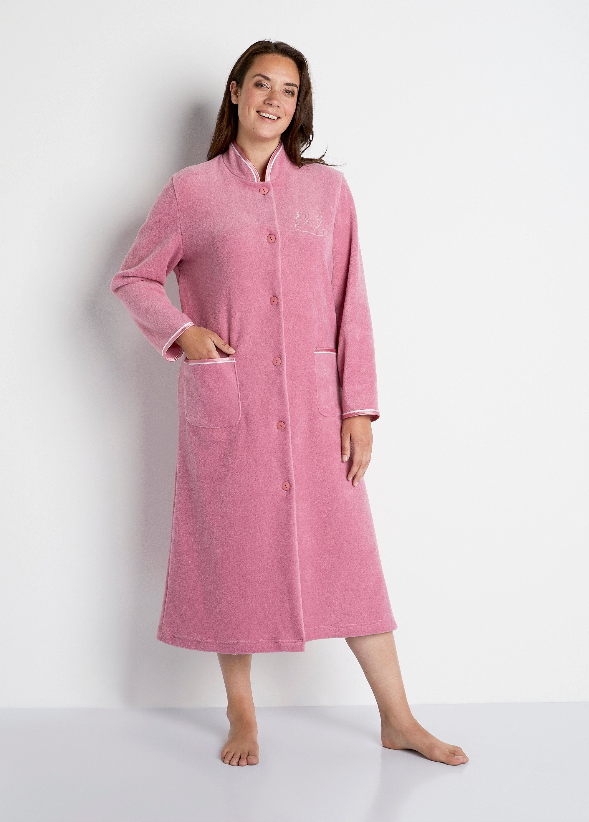 Lange_geborduurde_fleece_ochtendjas_Gemakkelijk_aan_te_trekken_Oud_roze_FA1_curvy