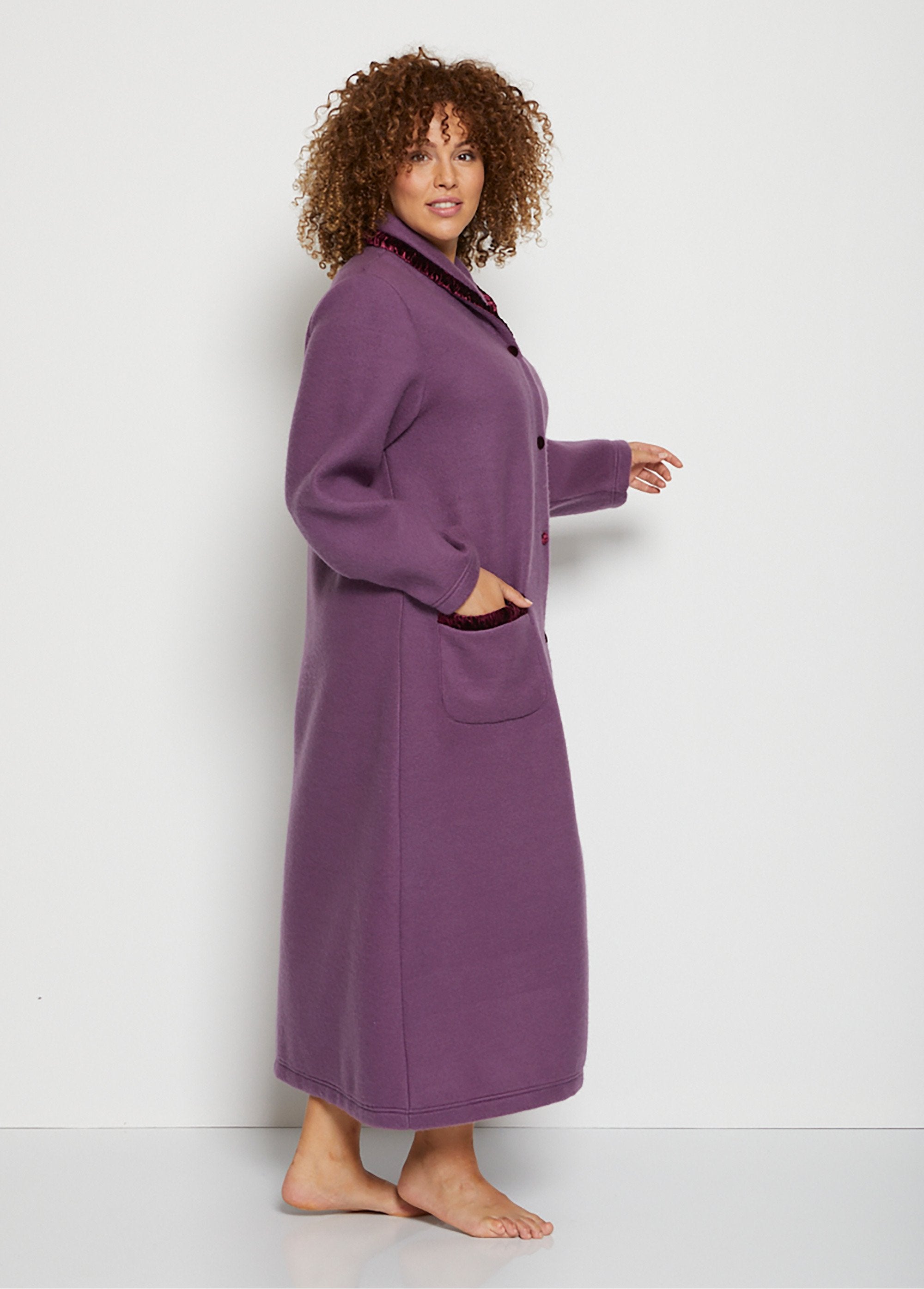 Courtelle_lange_fleece_ochtendjas®_Pruim_DR1_curvy